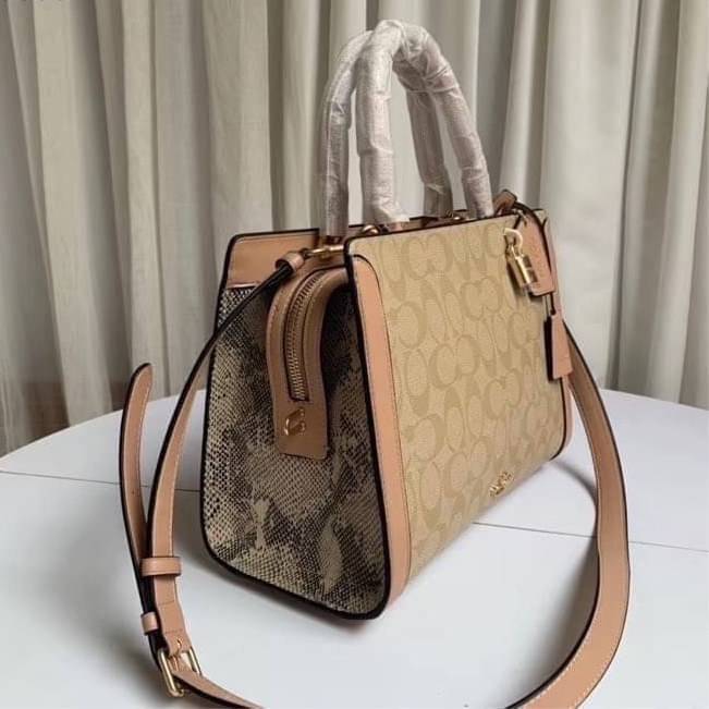 COACH ZOE CARRYALL IN SIGNATURE CANVAS เดอะเบสท์แห่งปี ต้องยกให้พี่คนสวยใบนี้เลย!! รุ่นที่สาวๆตามหา หายากอีกหนึ่ง กระเป๋าถือ/สะพายทรงสวย คลาสสิค ใบใหญ่จุคุ้ม มีดีเทลน่ารักๆที่แม่กุญแจ สามารถล็อคหัวซิปได้ กุญแจซ่อนในพวงหนังห้อยก็น่ารักไปอีก ภายในโล่งกว้าง 