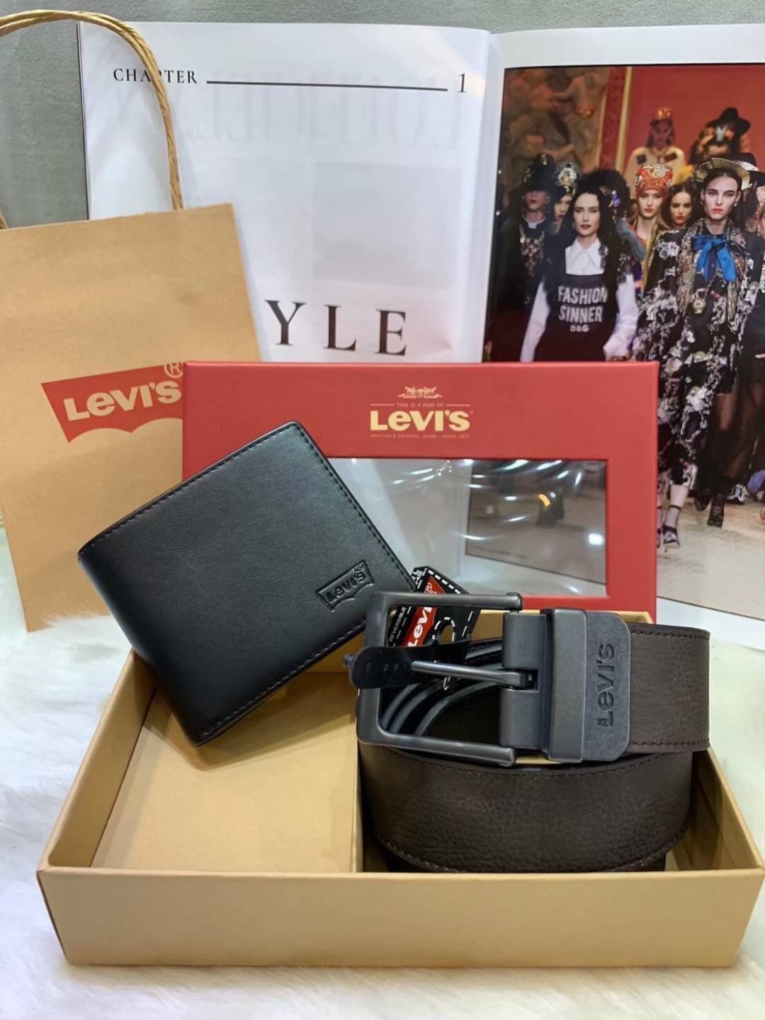Levi’s Belt and Wallet Gift Set เซทสุดคุ้มทั้งกระเป๋าสตางค์พับสองตอนและเข็มขัดวัสดุหนังคุณภาพดี กระเป๋าสตางค์ปั้มโลโก้ด้านหน้าภายในมีช่องใส่ธนบัตรแยกเป็นสัดส่วนวัสดุคุณภาพดีตามแบบฉบับของแบรนด์เข็มขัดใช้ได้ในทุกโอกาส จัดเซทมาใน Gift Set หรือจะมอบเป็นของขวั