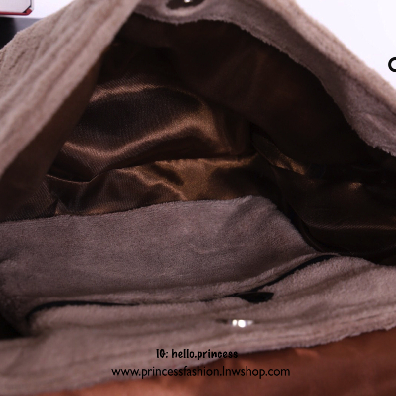 Chanel Beaute Crossbody Bag กระเป๋าสะพาย VIP GIFT ของแท้ จาก Chanel Cosmetic แท้💯 วัสดุขนวูลหนานุ่ม ตัดโลโก้แบรนด์หนังสีขาวสวยโดดเด่น น้ำหนักเบา เปิดปิดด้วยฝาปิดกระดุมแม่เหล็ก ใบใหญ่กำลังดี ใส่ iPad, กระเป๋าสตางค์ใบยาว, และของจุกจิกได้เยอะ มาพร้อม