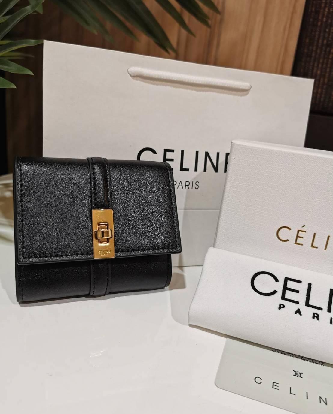 CELINE SHORT WALLET VIP GIFT WITH PURCHASE (GWP) พรีเมี่ยมกิ๊ฟ Limited จาก CELINE HAUTE PARFUME DUTYFREE COUNTER หนังแท้ CalfSkin เรียบสวยอยู่ทรงมีโลโก้ด้านหน้าเปิดปิดด้วยตัวล๊อคบิดอะไหล่ทองปั้มโลโก้ภายในมีช่องแบ่งหลายช่อง มีช่องใส่บัตรหลายช่อง ช่องใส่เหร