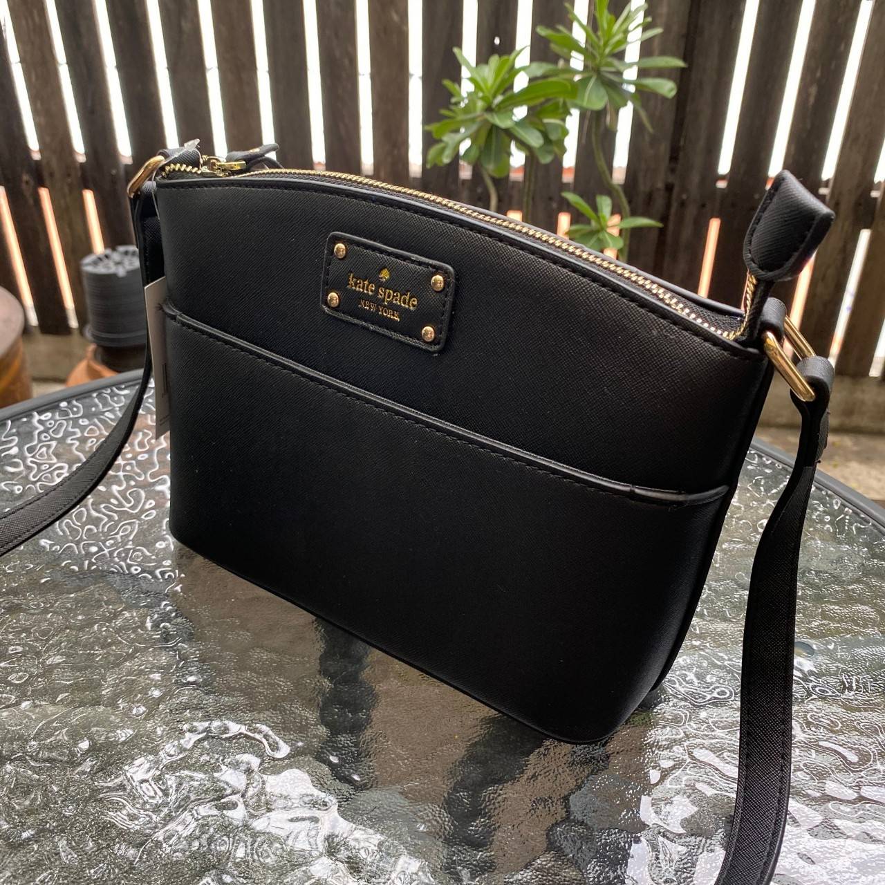 ของแท้ 💯% Kate spade กระเป๋าcrossbodyทรงพัด หนังอยู่ทรง ด้านหน้ามีช่องเอนกประสงค์1ช่องประดับด้วยป้ายโลโก้แบรนด์ตัวหนังสือสีทอง