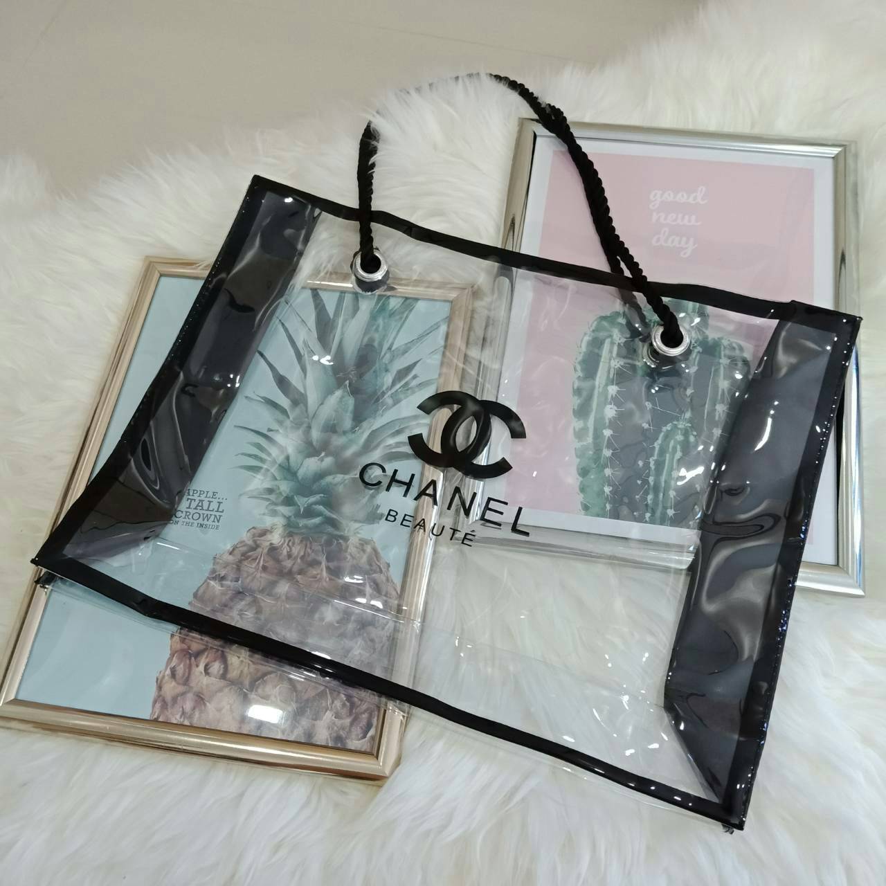 New Choose!! Chanel Transparent Tote Bag กระเป๋าดีไซน์เก๋ขนาดใหญ่ จาก premium gift เครื่องสำอาง Chanel ตัวกระเป๋าเป็นพลาสติกใส สกรีนยี่ห้อไว้ที่ด้านหน้า สายเป็นเชือกเนื้อนิ่มสีดำ จุของได้เยอะม้ากกกก จะใช้ถือใส่ของ หรือเป็นถุง shopping ก้เริ่ดคะ