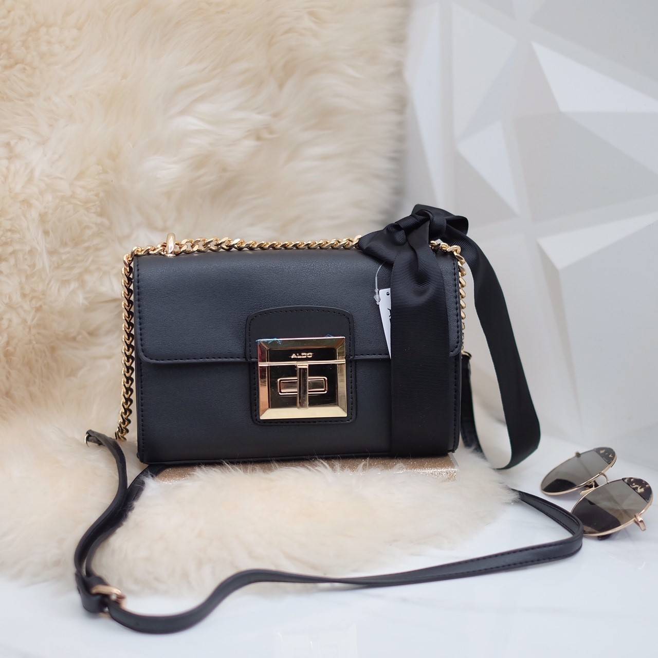Aldo กระเป๋า สะพาย สวยๆ ขนาดกำลังดี ดีไซน์ หรูหรา ด้านหน้าตัวล็อคทอง Rose gold ดีไซน์สวย เพิ่มความมีสไตล์ให้กับกระเป๋า แถมริ้บบิ้นผูกเพิ่มความน่ารัก (สามารถถอดออกได้) ใบนี้สะพายออกงานสวยเกิดแน่นอนค่ะ รับประกันเลย