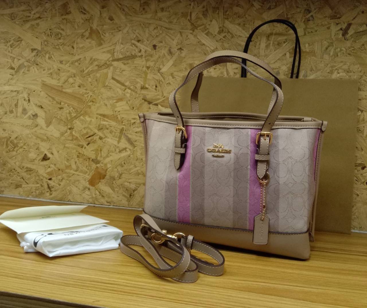 COACH Mollie Tote 25 In Signature Jacquard With Stripes พร้อมส่งที่ไทย ภาพสินค้าถ่ายจากงานขายจริง ใช้งานต่างประเทศได้