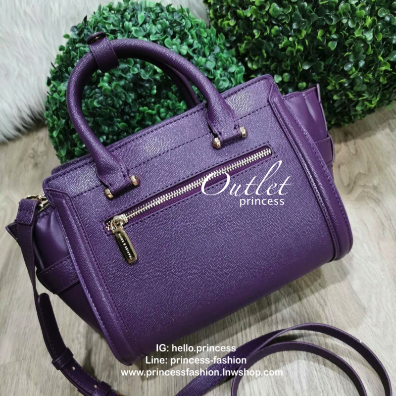 CHARLES & KEITH SAFFIANO TRAPEZE BAG กระเป๋าถือหรือสะพายรุ่นยอดนิยมดีไซน์สวยหรูวัสดุหนังคาเวียร์อยู่ทรง ด้านข้างเเต่งหนังช่องตัดดูมีดีเทล ด้านหน้ามีโลโก้ ด้านหลังมีช่องซิป เปิดปิดด้วยซิปหัวซิปแบรนด์ หูจับเเข็งแรง พับลงได้ พร้อมสายสะพายหนังปรับระดับได้ถอดไ