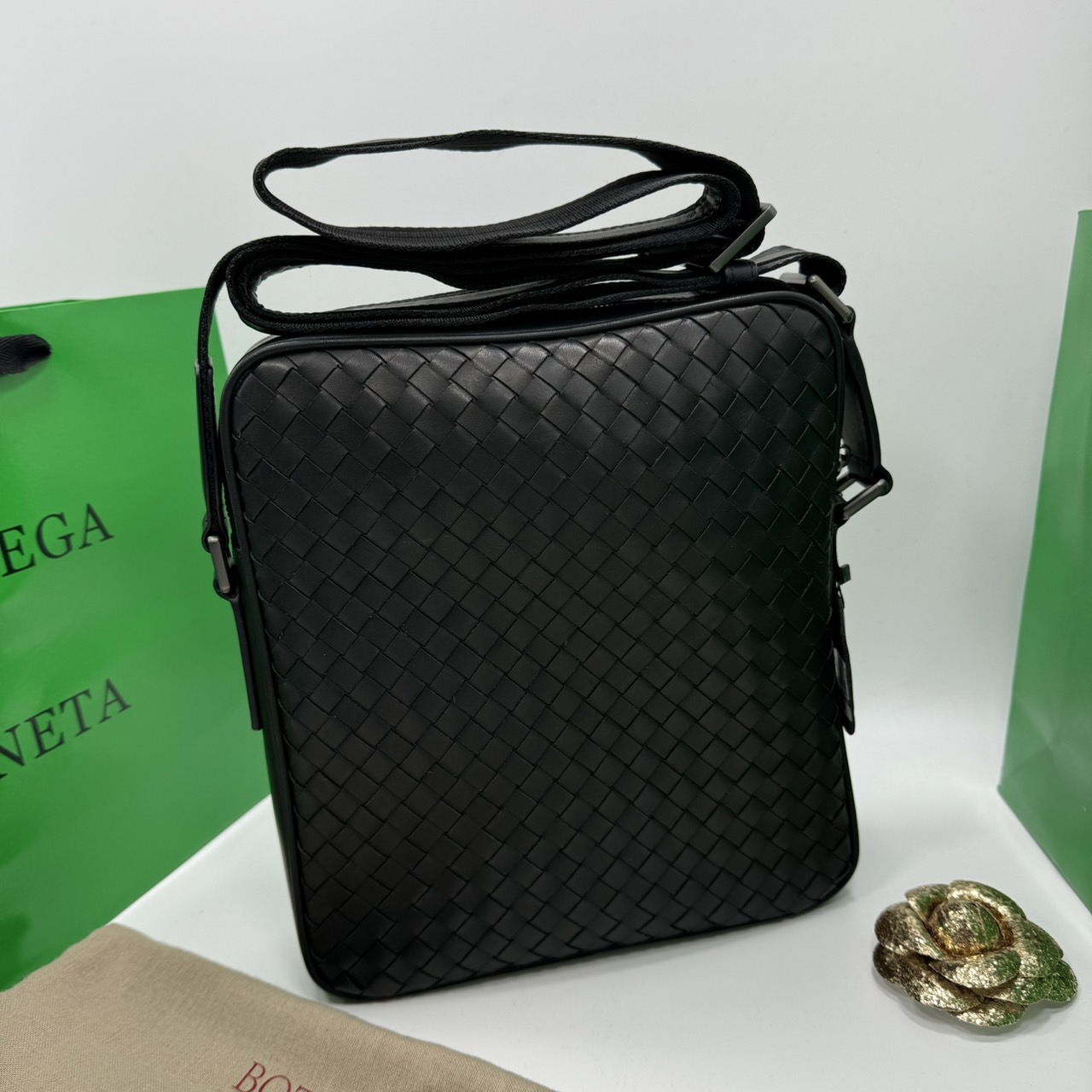 BOTTEGA Messenger Bag กระเป๋าสะพายเมสเซนเจอร์ ดีไซส์สานเป็นเอกลักษณ์ everyday look เอาใจหนุ่มๆ สวยเท่คลาสสิก เกรดออริ 1:1 ใช้งานต่างประเทศได้