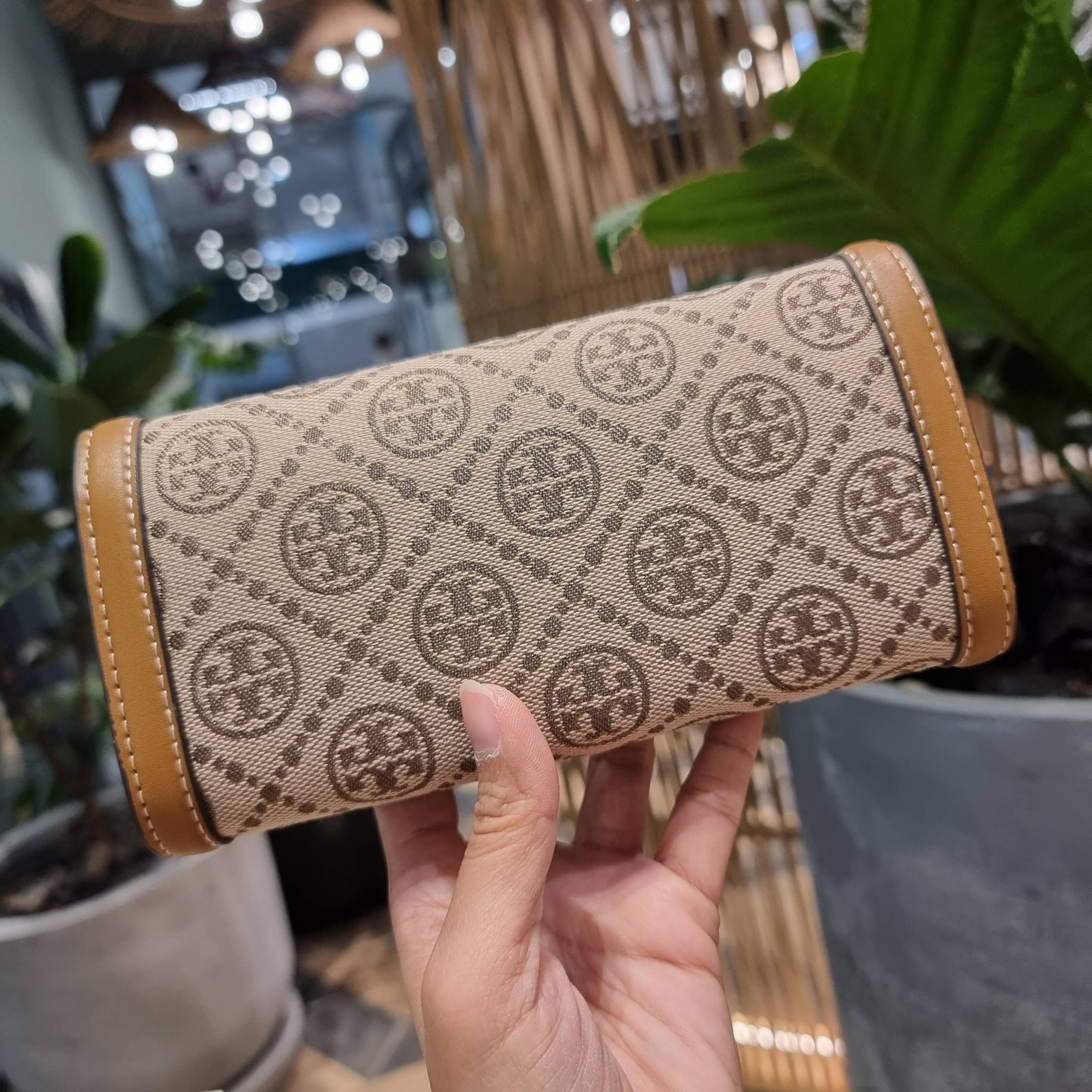 TORY BURCH T MONOGRAM JACQUARD CROSSBODY WALLET best seller ของคอลเลคชั่นนี้ ต้องไม่พลาด กับกระเป๋าสะพายกึ่งกระเป๋าสตางค์ ที่ช่วยให้ชีวิตง่ายขึ้น วัสดุผ้า jacquard ตัดสลับหนังแท้ เปิด-ปิดแบบฝาปิดแม่เหล็ก ภายในใส่ธนบัตรได้ มีช่องใส่บัตร และยังมีช่องซิปอีกด