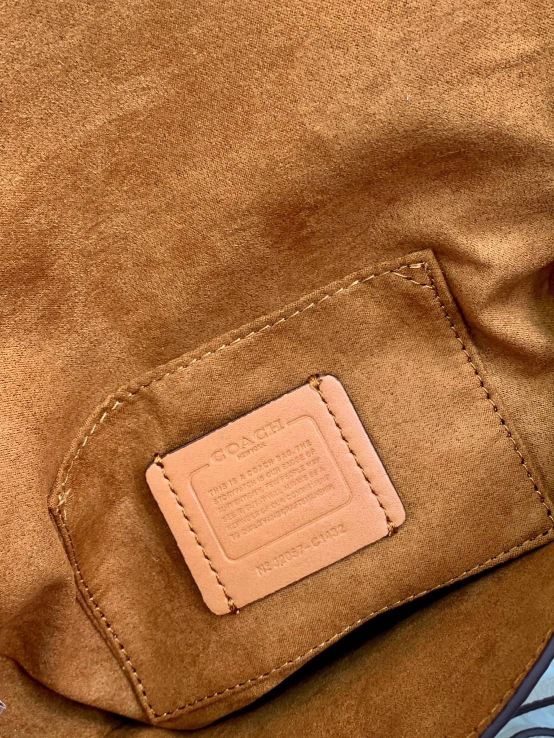 พร้อมส่งที่ไทยครบทั้ง6สีค่ะ 😘 Coach Ellen Crossbody In Signature ((C1432)) กระเป๋าทรงฮาฟมูนรูปทรงคลาสสิก ออกแบบให้มีลักษณะโค้งมน ไม่ดูเป็นทรงแข็งจนเกินไป ดีไซน์และสีของกระเป๋ายังเรียบง่าย เข้าได้กับทุกชุด สะพายครอสบอดี้ร์//สะพายข้าง หรือถือแบบคลัท