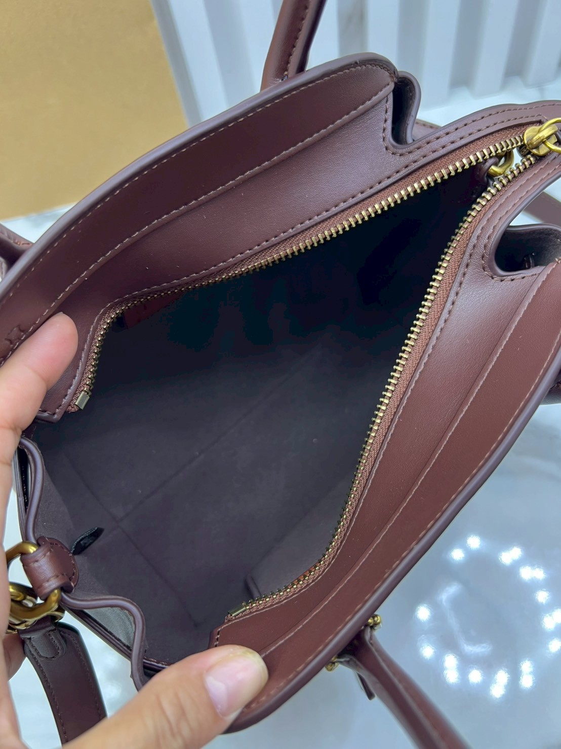 ORI หนังแท้ | Coach Soft Empire Carryall Bag 28 กระเป๋าสะพายทรงโฮโบ รุ่นใหม่ล่าสุด ดีไซน์เรียบง่าย สะพายไปคาเฟ่ ไปเที่ยวถ่ายรูปสวยๆ คือเหมาะสุดๆ หูสะพายยาว พอดีไหล่ ภายในแบ่งสัดส่วนไว้ดี ใบจริงหนังสวยมากๆ
