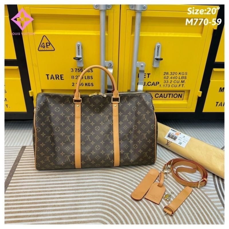 LV Keepall Bandoulière 45 Monogram Canvas กระเป๋าเดินทางสุดคลาสสิค ไอเท็มที่จะทำให้การเดินทางไม่ธรรมดาอีกต่อไป ด้วยดีเทลความเป็นเอกลักษณ์ พิมพ์ลายโมโนแกรมคมชัด ดีไซน์เรียบหรู