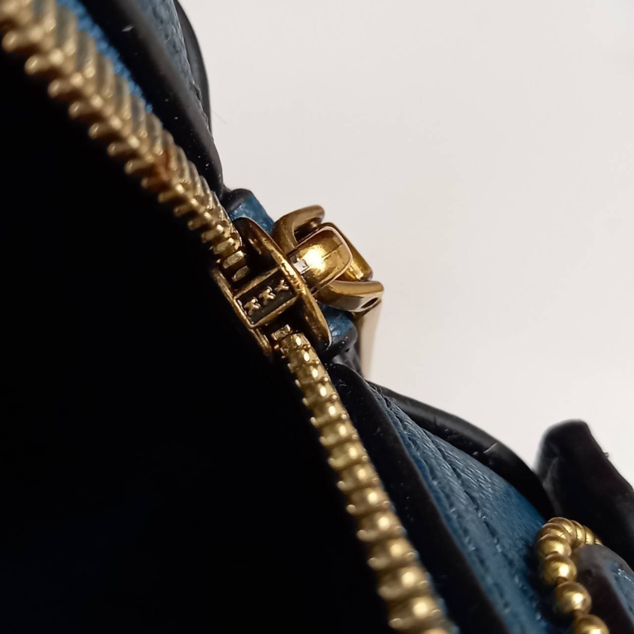 OUTLET 】COACH Camera Bag In Colorblock With Coach Patch (COACH F79278) 🍁หายากมากๆแล้วรุ่นนี้**จะถือ หรือสะพาย ได้ตามใจสั่ง //วัสดุหนังแท้เต็มใบ คุณภาพหนังดีมากๆ ปักโลโกตัวC ด้านหน้า ดูดีแบบไม่ซ้ำใคร //มาพร้อมสายสะพาย 2 สาย >>สายหนัง และสายสป