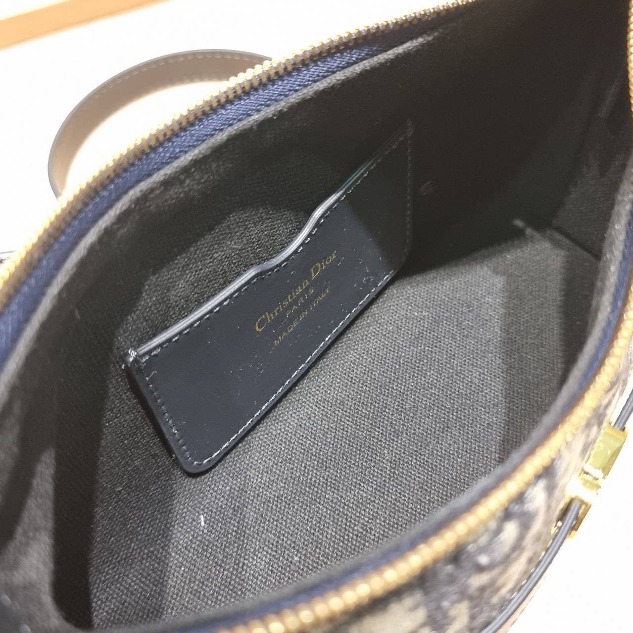 DIOR 30 MONTAIGNE CIGALE MINI BAG ใหม่ล่าสุด กับกระเป๋าสะพายโฮโบมินิไซส์ ที่ไม่ได้เล็กอย่างที่คิด เพราะใบนี้สามารถใส่ของสำคัญได้ครบ ดีไซน์สวยคลาสสิค เรียบแต่โก้ น้อยแต่หรูหรา ใช้งานด้วยซิปรูดใช้งานง่าย