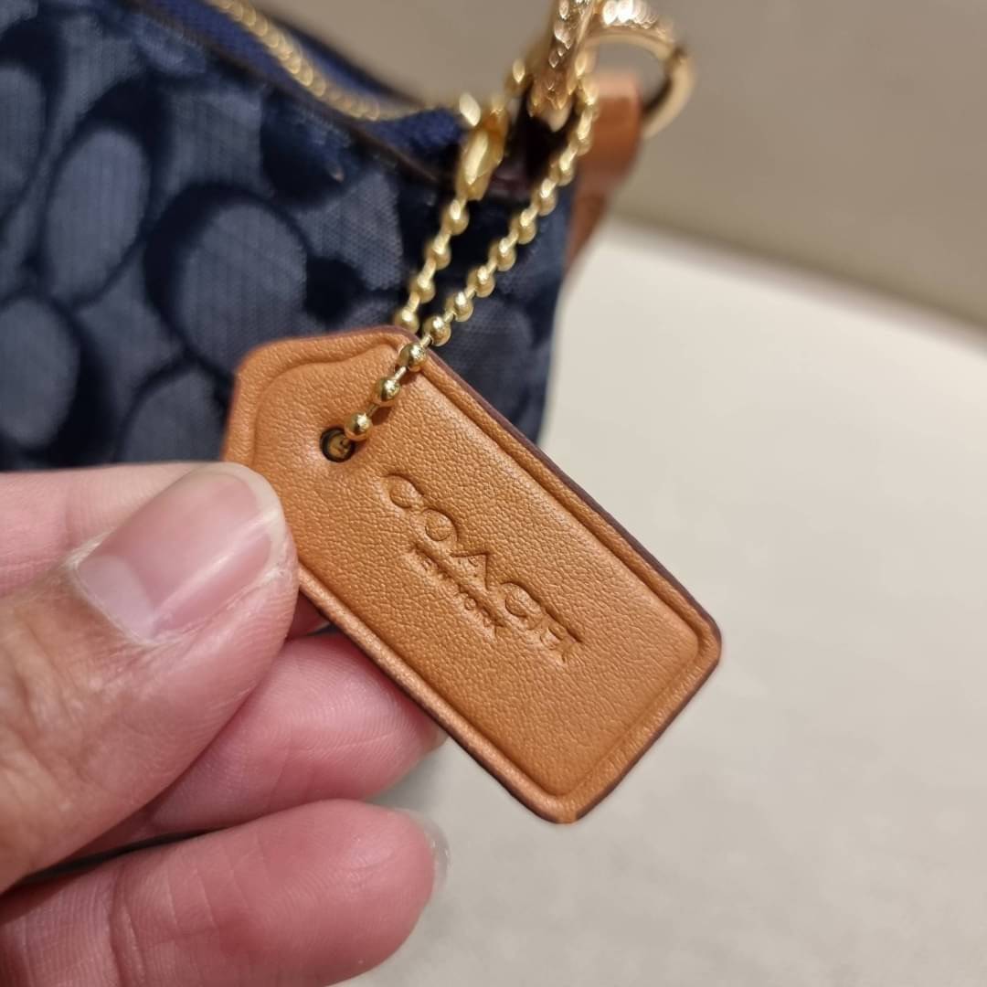 COACH 36674 TOP HANDLE POUCH IN SIGNATURE JACQUARD กระเป๋าทรงพอช ยอดฮิต ยกขึ้นแท่น ด้วยดีไซน์ที่ออกมาให้ใช้งานได้ง่าย ขนาดกำลังเหมาะ วัสดุหนังแคนวาสทนทาน ดีไปหมดขนาดนี้!! คุณลูกค้าถึงสั่งกันรัวๆจริงๆ ภายในโล่งกว้าง ใส่โทรศัพท์ได้ทุกรุ่น มาพร้อมสายคล้องแขน