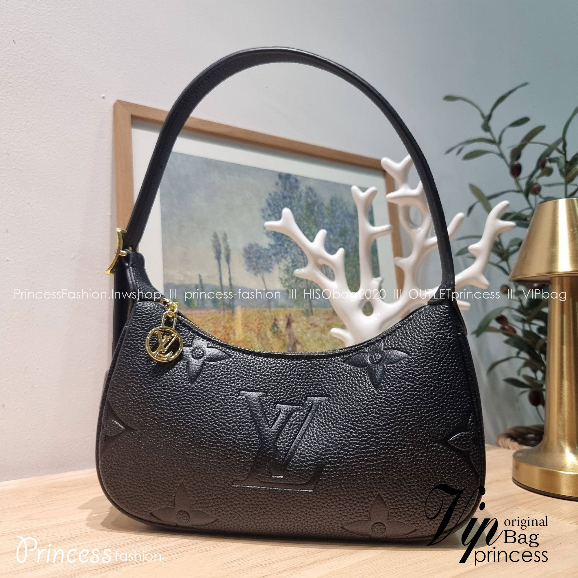 LV Mini Moon Monogram Empreinte Leather ใหม่ล่าสุด สวยสับ สวยตัวแม่ ไอเท็มเก๋ๆ ใบเดียวก็เลิศ กับกระเป๋าสะพายทรงพอช ขนาดกำลังน่ารัก พกพาง่าย รูดใช้งานสะดวกด้วยซิป ภายในเป็นช่องโล่ง มีช่องซิป ส่วนสายสะพายปรับสั้นยาวได้ตามเหมาะสม ดูดี ดูแพงทุกสี