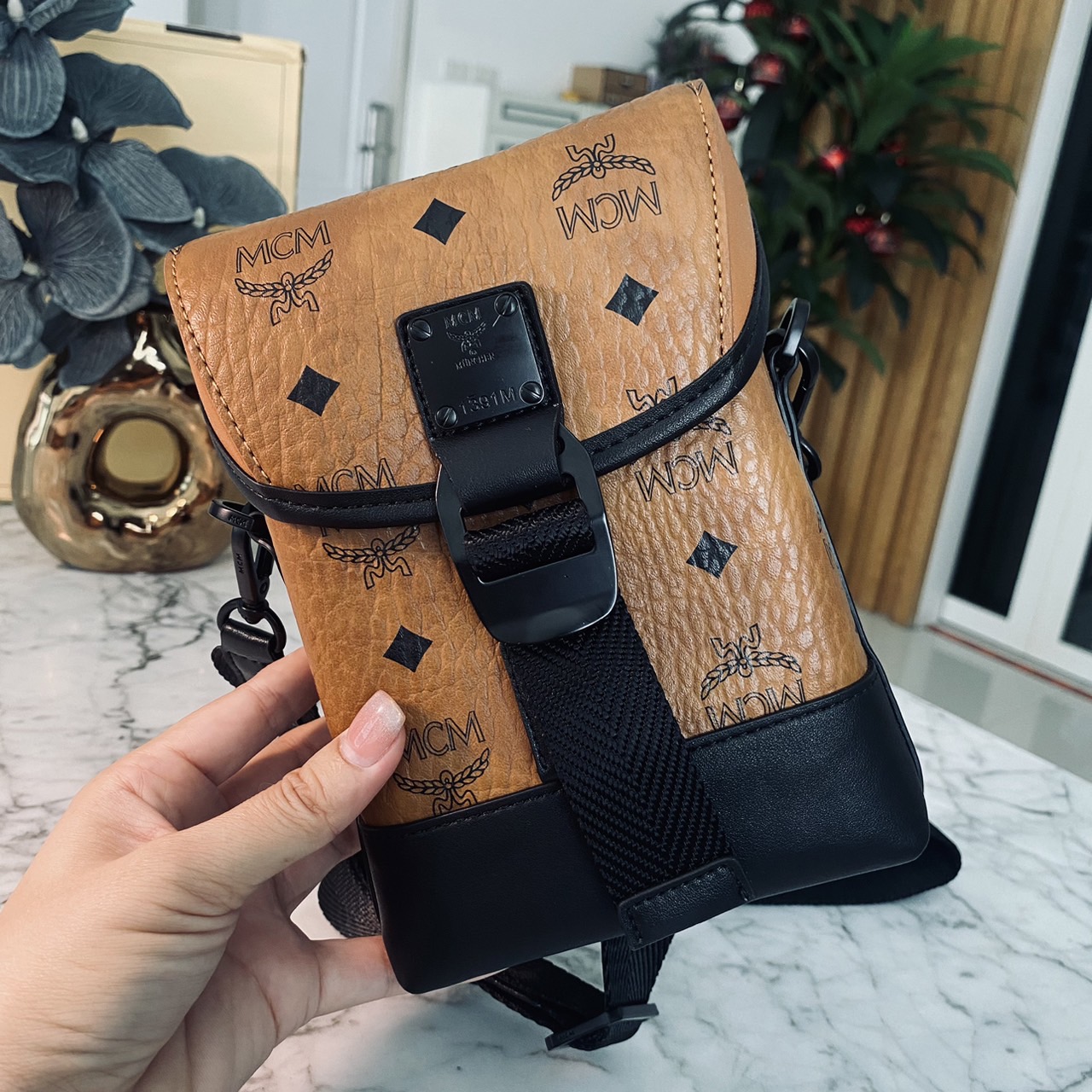 M.C.M Small Aren N/S Crossbody in Visetos Cognac คอลใหม่เอาใจหนุ่มๆ สั่งก่อนหล่อก่อนน้าา!! กับกระเป๋าสะพายข้างสุดชิค ที่ดูดีมีเสน่ห์มากๆ เห็นแล้วก็ต้องหลงแน่นอน