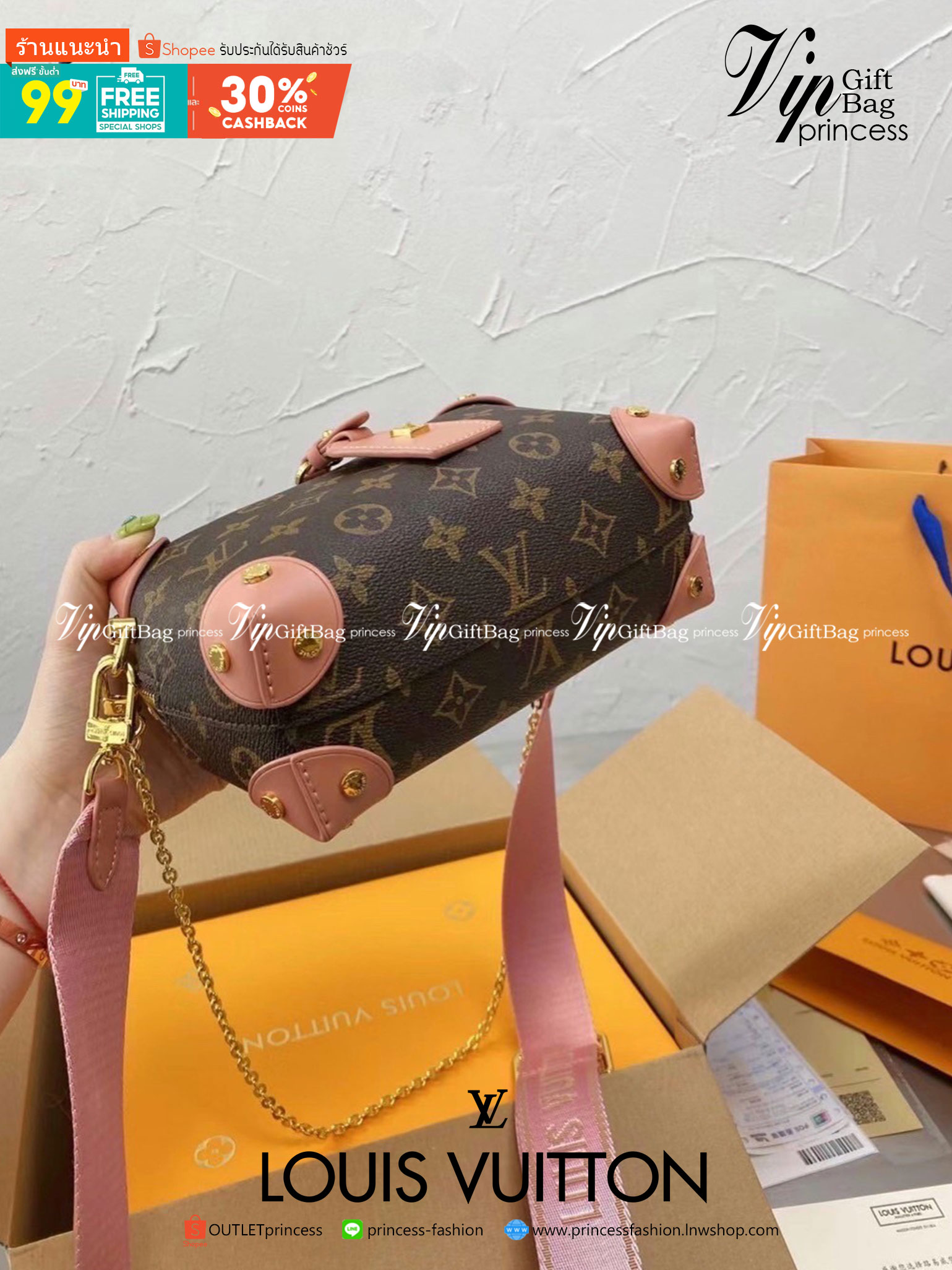 VIP 】LV Louis Vuitton Petite Malle Souple Bag กระเป๋าสะพายทรงหมอนมินิสวยน่าใช้มากค่ะ ขนาดกำลังน่ารักเลยค่ะ ภายในโล่งกว้าง ใส่ของได้เยอะน้าา งานซิปกลางเก็บของได้อย่างมิดชิด หนังลายโมโนแกรม มาพร้อมสายสะพายยาว 2 สาย ถอดออกถือได้ ไอเท็มน่ารักขนาดนี้ ไม่มีได้ไ