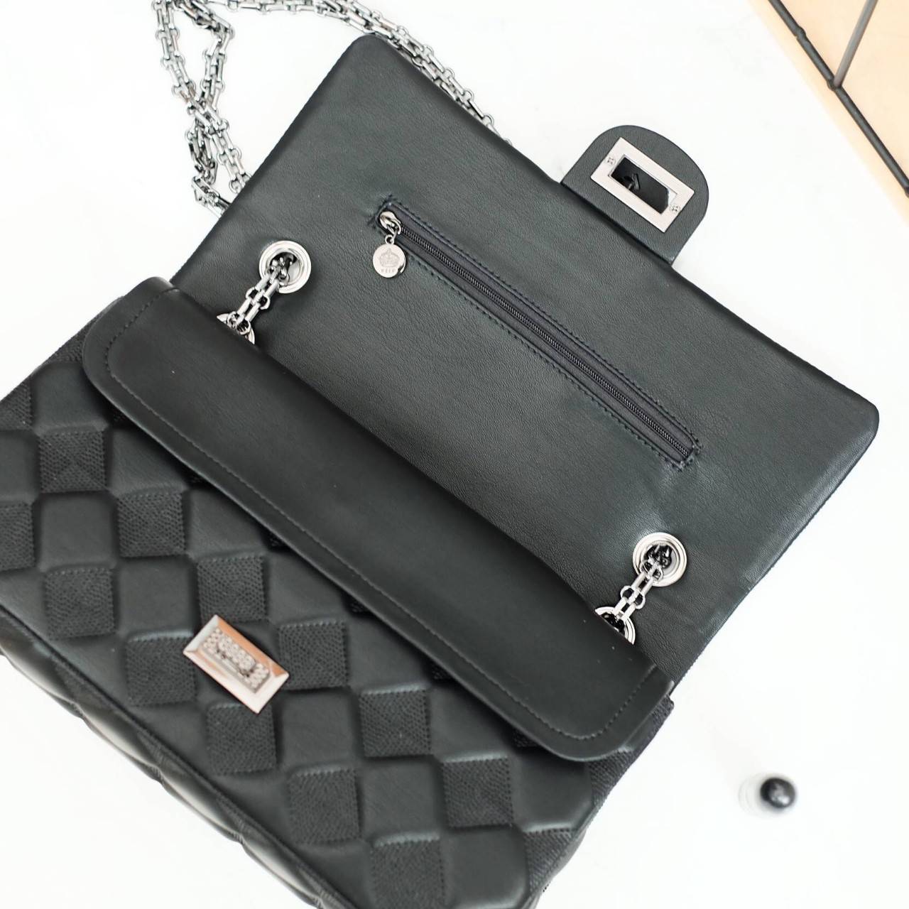 KEEP classic chain shoulder bag 👜 กระเป๋าทรงสวย คอลเลคชั่นใหม่ผลิตจากหนัง Microfiber สวย นิ่มมากๆ ทนทานกว่าเดิม !! ตัวกระเป๋าขนาดกำลังดี เย็บลายเเบบ Hand crafty สวย มีสไตล์สามารถใส่ กระเป๋าตังค์ยาว มือถือได้คะ สายโซ่อะไหล่ เทาดำ ดูคลาสสิคมาก ปรับไ