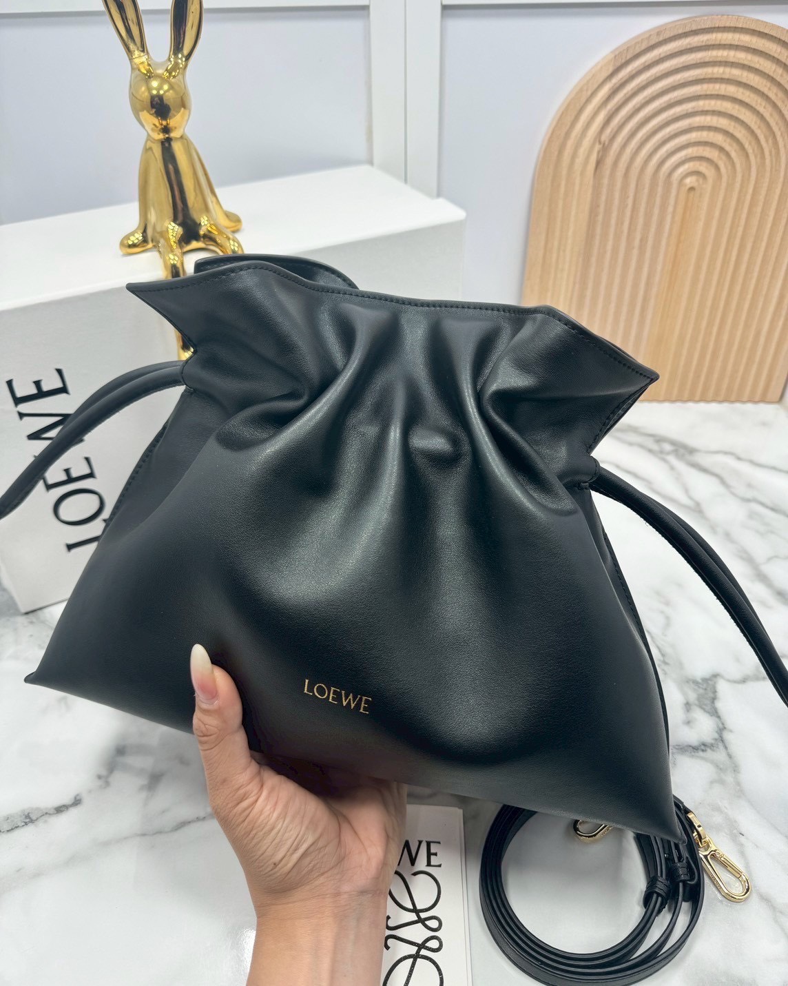 ORI หนังแท้ | Medium Loewe Flamenco clutch in nappa leather 30cm กระเป๋าสะพายทรงคลัชดีไซน์รูดเชือก เรียบหรูดูแพง เรียบง่ายใช้งานสะดวก หนังแนปป้าให้สัมผัสนุ่มสบายผิว มาพร้อมสายสะพายร้อยห่วงหรูหรา