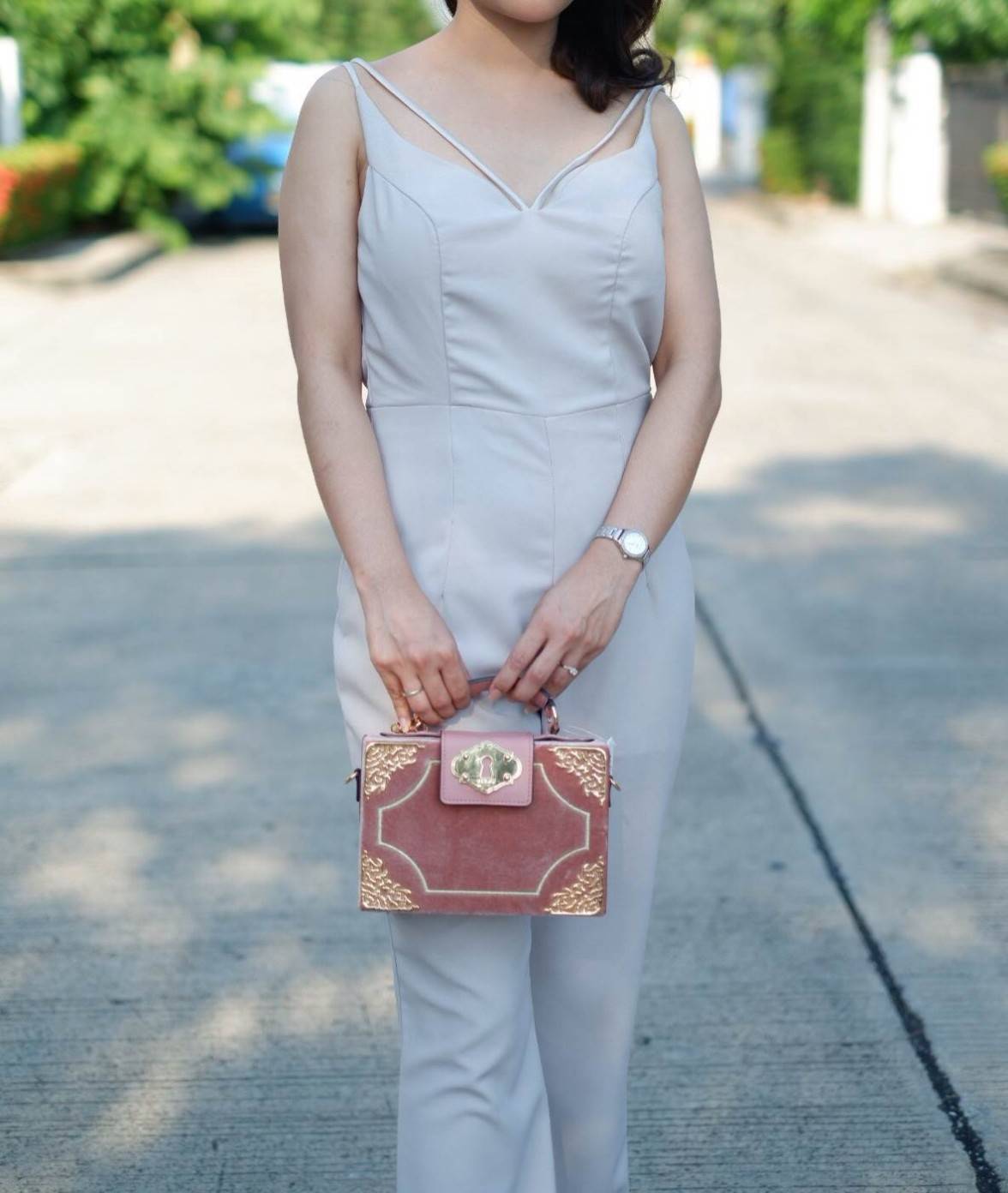 ALDO HARORTLAND BAG กระเป๋าทรง Box วัสดุผ้ากำมะหยี่แจ่งลาบฉลุสีทองสวยมากกกกกสุดๆ เปิดปิดด้วยกระดุมแม่เหล็ก เป็นลักษณะกล่อง เก๋ๆค่ะ ด้านในเป็นช่องโล่ง ใส่มือถือ กปต. เครื่องสำอางค์ จุได้เยอะค่ะ มาพร้อมสายยาว ปรับได้ 5 ระดับ และ พวงกุญแจพู่ ถอดได้ค่ะ แนะนำค