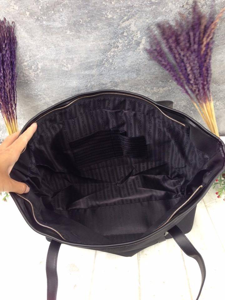 งานพรีเมี่ยมกิ้ฟ จากเคาเตอร์ต่างประเทศค่ะ กระเป๋าสะพาย Shopping ใบใหญ่ จากแบรนด์ PRADA เปิดปิดด้วยซิป ปั้มแบรนด์ สายสะพายหนัง สะพายไหล่ได้ ไม่ติด จุคุ้มมากสุดๆค่ะ ใส่เสื้อผ้า 1-2 วันได้สบายค่ะ เหมาะมากกับสาวๆที่สัมภาระเยอะค่ะ ใช้แล้วสวยมากๆคุ้มเกินราคารับ