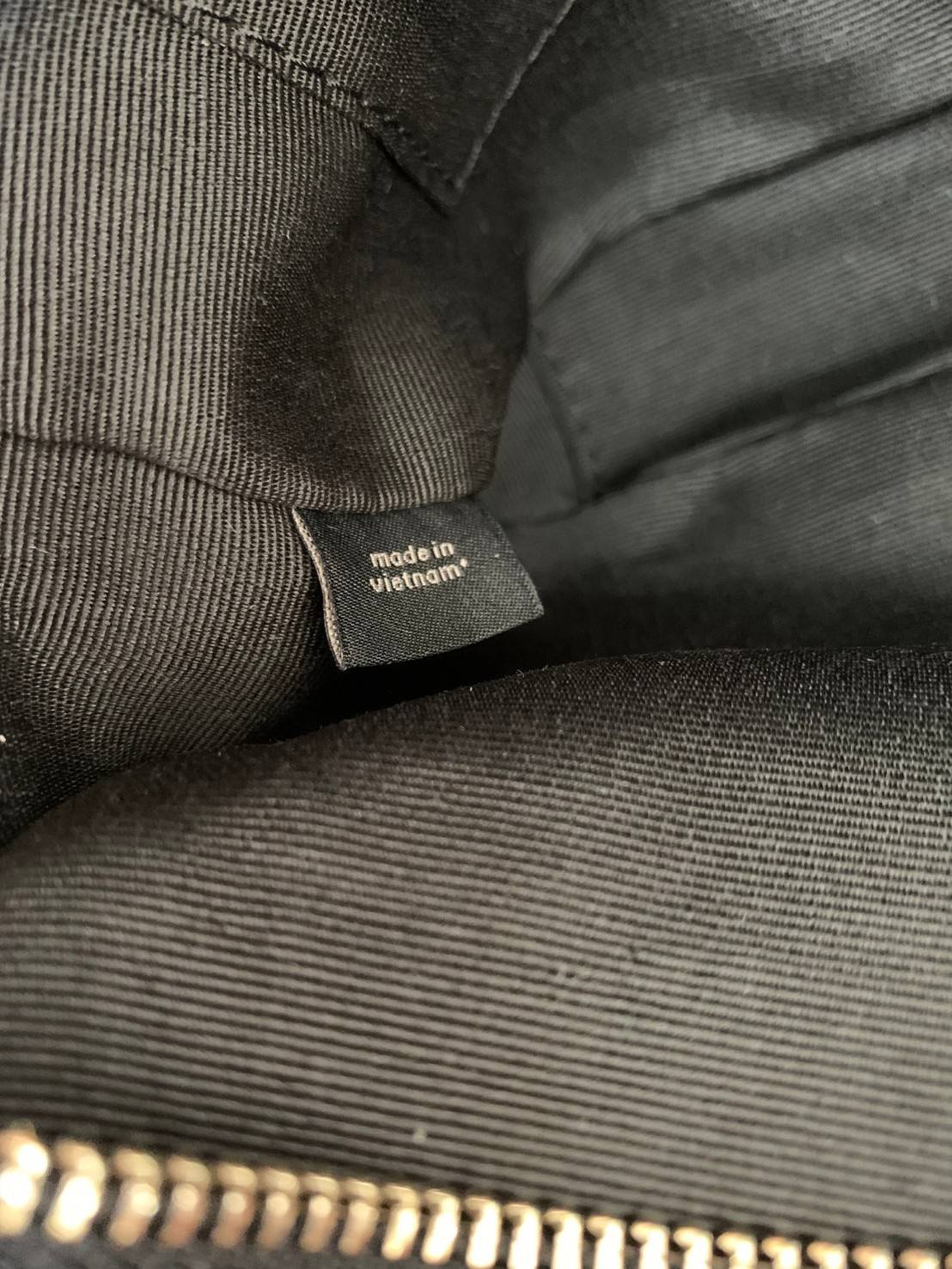 ใครรออยู่จัดเลยค่ะ มากี่รอบไม่พอจริงๆค่ะ😁 COACH JES CROSSBODY IN SIGNATURE BAG กระเป๋าสะพายข้าง//ครอสบอดี้ร์ วัสดุหนังแท้ หนังนิ่มทรงสวย 🔺อะไหล่ป้ายห้อยโลหะแบรนด์นะคะ กระเป๋าแบ่ง2ซิป แต่ละช่องกว้าง สามารถใส่กระเป๋าเงินใบยาวได้; ของจำเป็นได