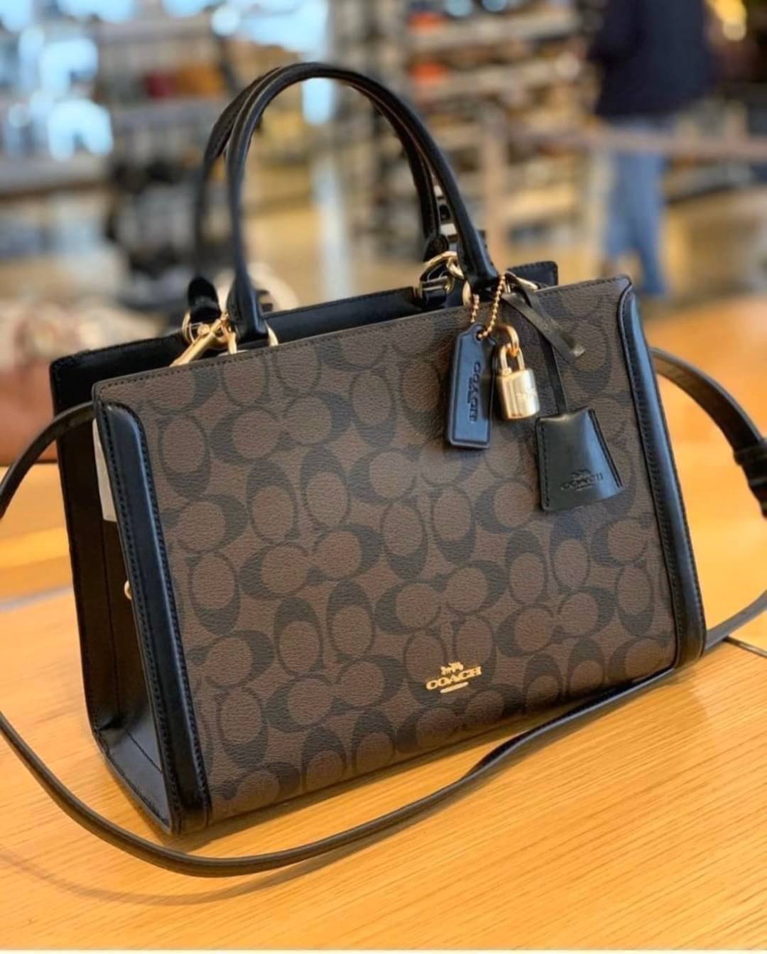 COACH ZOE CARRYALL IN SIGNATURE CANVAS เดอะเบสท์แห่งปี ต้องยกให้พี่คนสวยใบนี้เลย!! รุ่นที่สาวๆตามหา หายากอีกหนึ่ง กระเป๋าถือ/สะพายทรงสวย คลาสสิค ใบใหญ่จุคุ้ม มีดีเทลน่ารักๆที่แม่กุญแจ สามารถล็อคหัวซิปได้ กุญแจซ่อนในพวงหนังห้อยก็น่ารักไปอีก ภายในโล่งกว้าง 