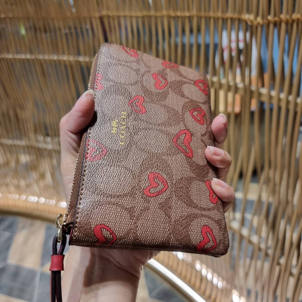 COACH 2972 CORNER ZIP WRISTLET IN SIGNATURE CANVAS WITH BUTTERFLY PRINT มาแล้วจ้า ไอเท็มสุดปัง!! ฮิตไม่เลิก!! พร้อมลวดลายสุดคิ้วท์ น่ารักน่าใช้ขึ้นไปอีก กระเป๋าคล้องมือ ขนาดเหมาะพกพา วัสดุหนังแคนวาส ภายในเป็นช่องโล่ง ใส่ธนบัตร หรือใส่บัตร ใส่เหรียญ ได้หมด