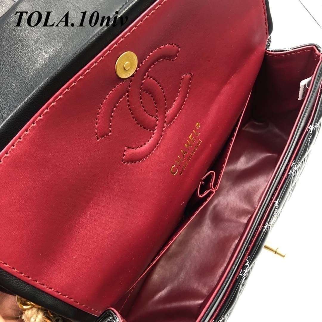 CHANEL Classic 10" รุ่นใหม่ หนังเรียบตะเข็บตารางสีขาวสวยคลาสสิค โดดเด่นด้วยสายโซ่สีทองร้อยเชือกสวยหรู พร้อมส่งที่ไทยไม่ต้องรอพรีฯ
