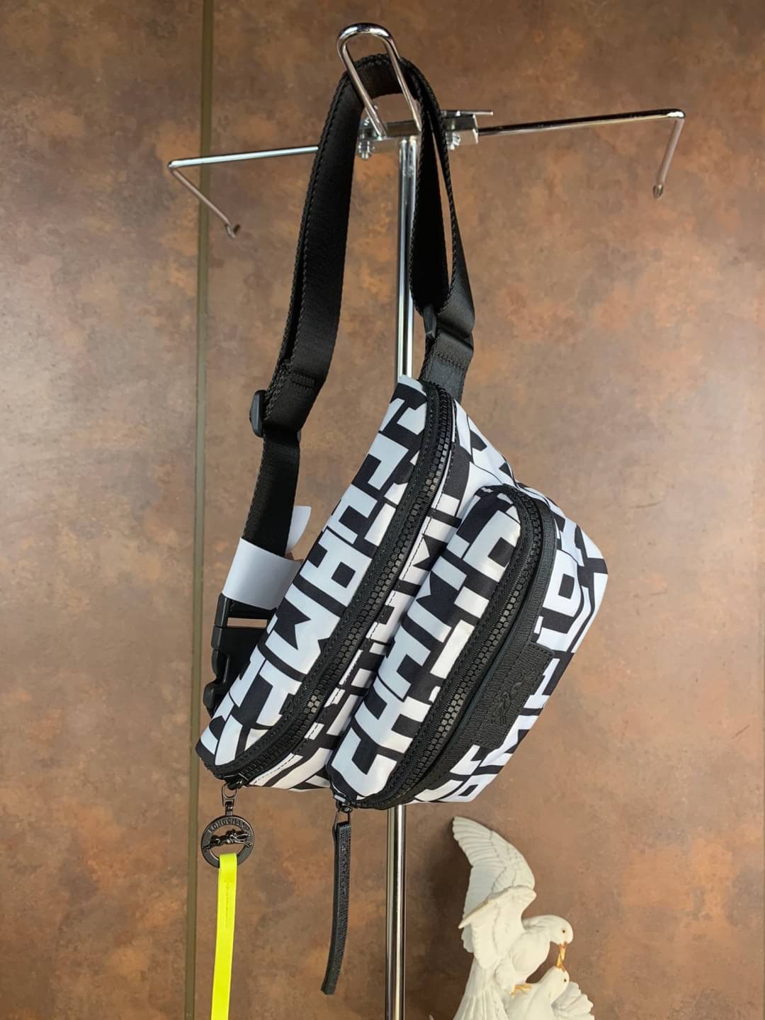 LONGCHAMP LE PLIAGE LGP BELT BAG M เท่ห์อย่างมีสไตล์กระเป๋าทรงคาดอกและคาดเอวดีไซน์แนวสปอร์ต เพิ่มความโดดเด่นทันสมัยด้วยลายซิกเนเจอร์ มีช่องซิปที่ใช้งานง่ายช่วยให้คุณหยิบใช้สิ่งของจำเป็นได้อย่างสะดวกและง่ายดาย และผสานสายรัดแบบปรับได้เข้ากับหัวเข็มขัดตัวล็อ