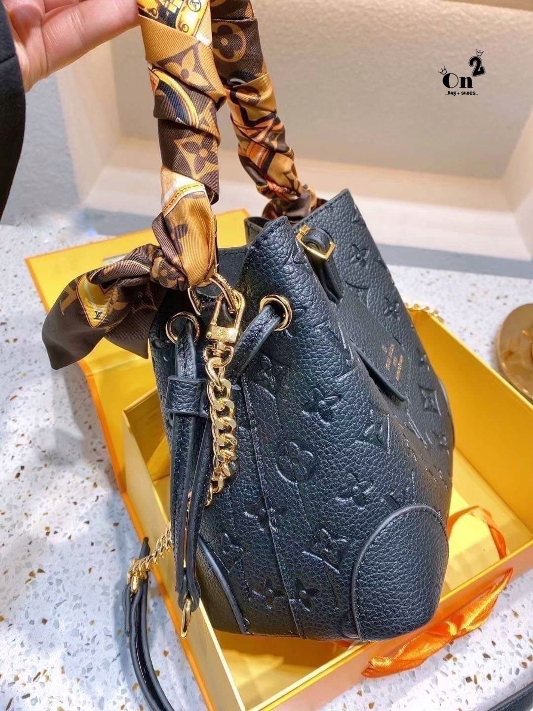 LV NeoNoe Beloved Monogram กระเป๋าสะพายทรงหรูหรา มีสไตล์ เป็นเอกลักษณ์ลงตัวสมบูรณ์แบบ จุของได้เยอะมาก งานปั้มลายโมโนแกรมเต็มใบ ใบจริงสวยมากกกก ได้สวยก่อนใคร ต้องจัดแล้วจ้า พร้อมส่งความสวยที่นี่ ที่เดียว!!