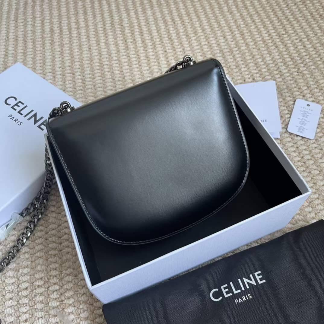 CELINE TEEN BESACE TRIOMPHE IN SHINY กระเป๋าสะพายคาดลำตัวรุ่นนี้นับว่าเป็นกระเป๋าอีกหนึ่งรุ่นในซีรีส์ Triomphe ที่ได้รับความนิยมอย่างมาก ด้วยรูปร่างทรงโค้งมนมีความคลาสสิกตามแบบฉบับแบรนด์