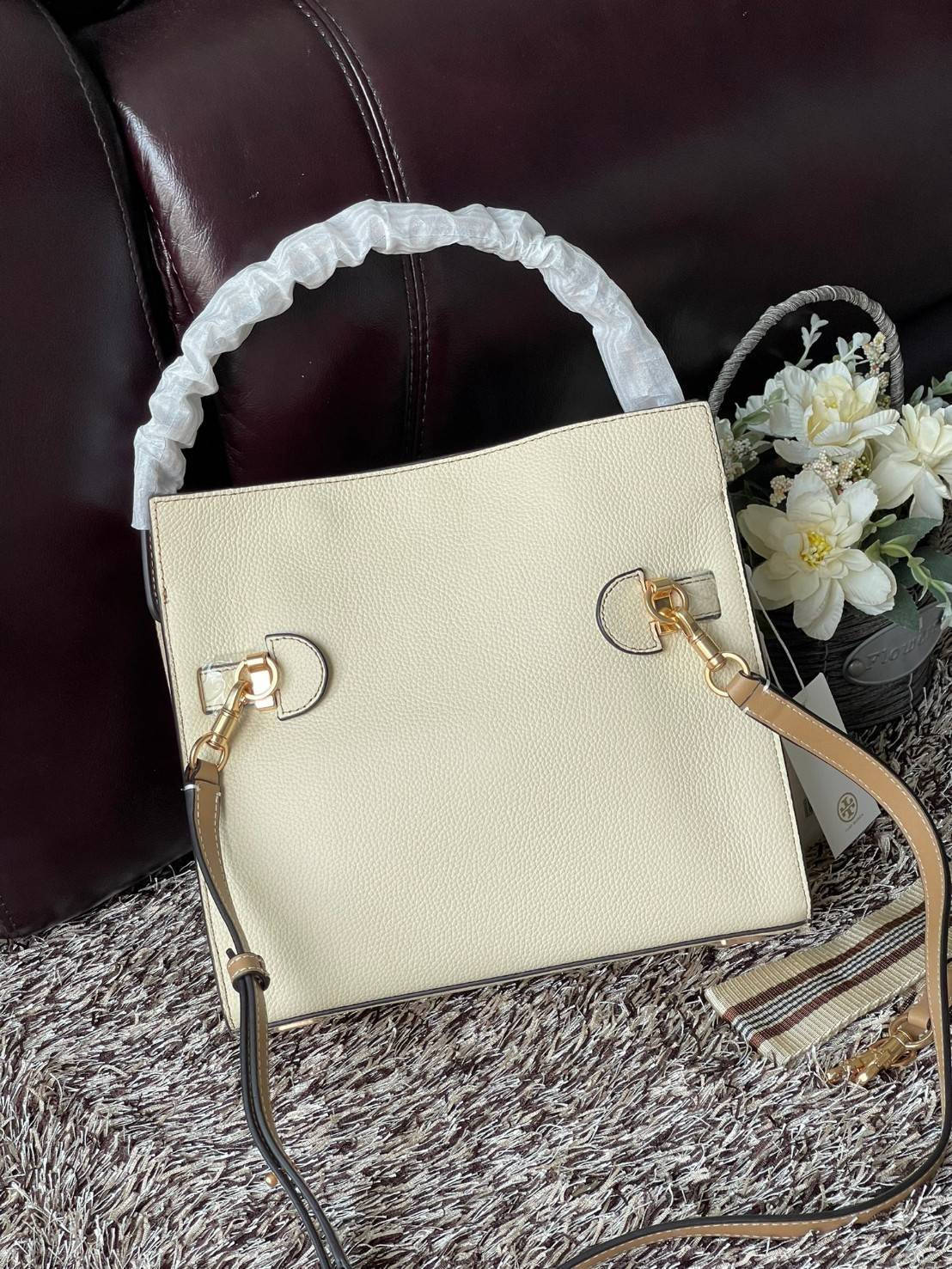 Tory burch lee radziwill pebbled small double bag กระเป๋า Lee Radziwill Double Bag สุดหรู ที่คำนึงถึงการเลเยอร์หนังและหนังกลับอย่างประณีตลงไปในงานดีไซน์ สามารถปรับปากกระเป๋าได้ 3 แบบตามต้องการ พร้อมนำเอาความเป็น American Luxury มาตีความใหม่ผ่านแง่มุมของคว