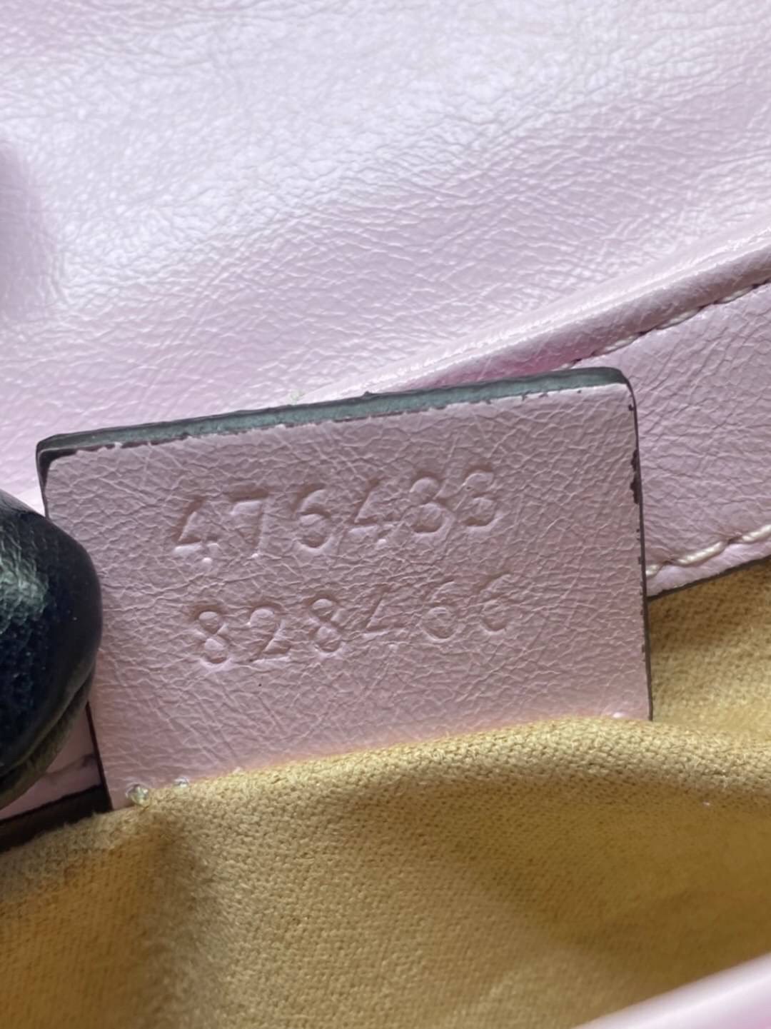 หนังแท้ VIP GIFT 】GUCCI GG Marmont super bag [mini & small] กระเป๋าสะพายข้าง โทนสีสดใสเล่นสีทูโทนตัดกันอย่างลงตัว เฟี๊ยดมากค่ะ ไซส์กะทัดรัด พกพาง่าย น้ำหนักเบา ดีไซน์สวย ภายในโล่งกว้าง มาพร้อมสายสะพายโซ่อะไหล่ทองในตัว ปรับใช้ได้ทั้งแบบสะพายเดี่ยว และสะพาย