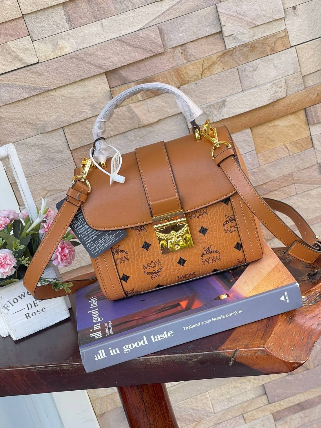 M.C.M Tracy Satchel in Visetos กระเป๋าทรงนักเรียน Tracy ขนาดเล็กผสานความประณีตที่อ่อนนุ่มของหนังดิบ (Vachetta) เข้ากับสัญลักษณ์อันเป็นมรดกของผ้าใบเคลือบผิวลาย Visetos ปิดด้วยตัวล็อคลอเรลนับเป็นความหรูหราที่มาพร้อมพื้นที่เก็บของจำเป็นอย่างกว้างขวาง