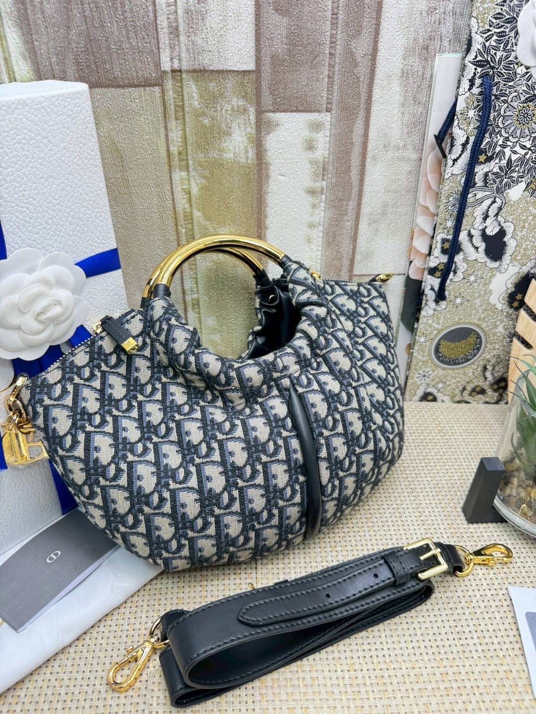 ORI หนังแท้ | DIOR Walk in Dior Purse Blue Oblique Jacquard / diorclutch กระเป๋าสะพายทรงคลัชสุดลัคชู หรูหราเกินเรื่อง ดีไซน์ใหม่มาแรงมาก! โดดเด่นด้วยหูจับทรงโค้งสีทอง ดูแพงสุดๆ