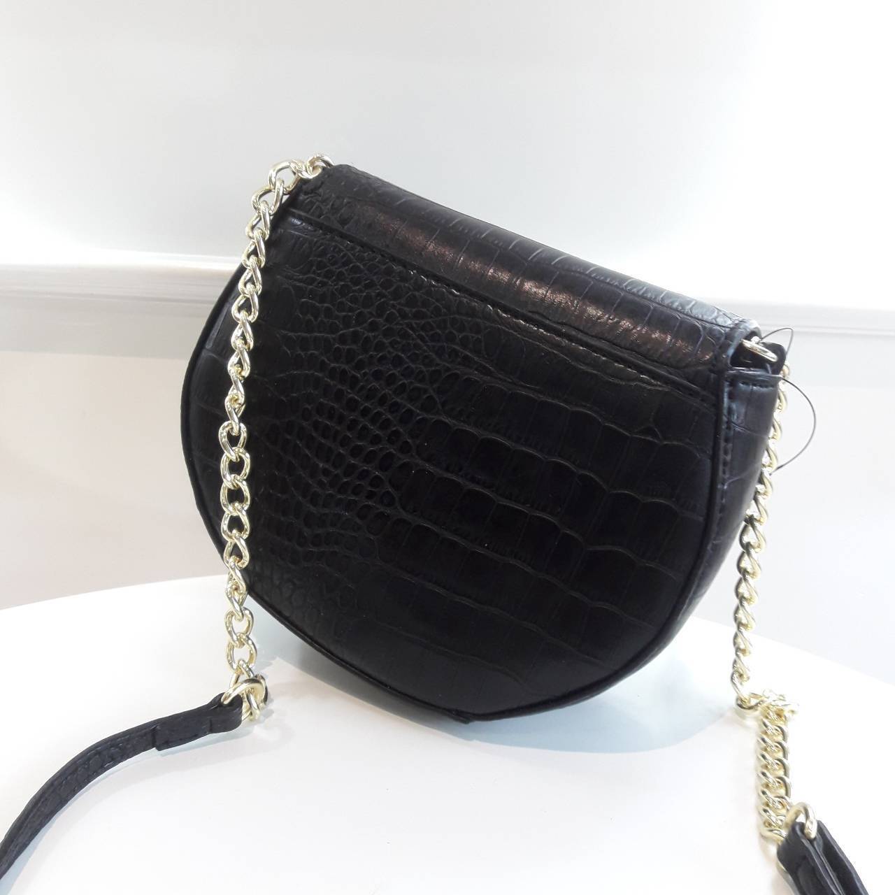 Guess croc crossbody bag กระเป๋าสะพานดีไซน์เก๋ ทรงน่ารัก ฝาพับโค้งดีไซน์สวย ด้านหนังปั๊มลาย croc ประดับ logo brand สีทอง เปิดปิดด้วยกระดุม มีช่องเล็กลับใส่บัตรได้ ช่องใหญ่บุผ้า ลายแบรนด์ มีช่องใส่ของแยก ใส่มือถือได้ทุกรุ่น มาพร้อม สายยาวโซ่ต่อหนัง ใบนี้เห