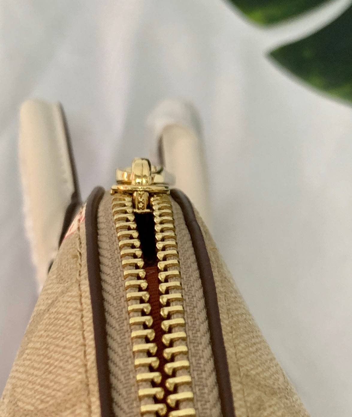 COACH MINI SIERRA SATCHEL IN SIGNATURE WITH STRAWBERRY PRINT (COACH 91514) กระเป๋าทรงโดม สุดฮิต วัสดุ pvc อย่างดีค่ะ 🔺จุดเด่นมีรูปสตรอเบอร์รี่น่ารักๆทั้งใบค่ะ เปิดปิดกระเป๋าแบบซิป ภายในกระเป๋ากว้าง ใส่กระเป๋าเงินใบยาวได้;ของจำเป็นของสาวๆได้ครบค่ะ 