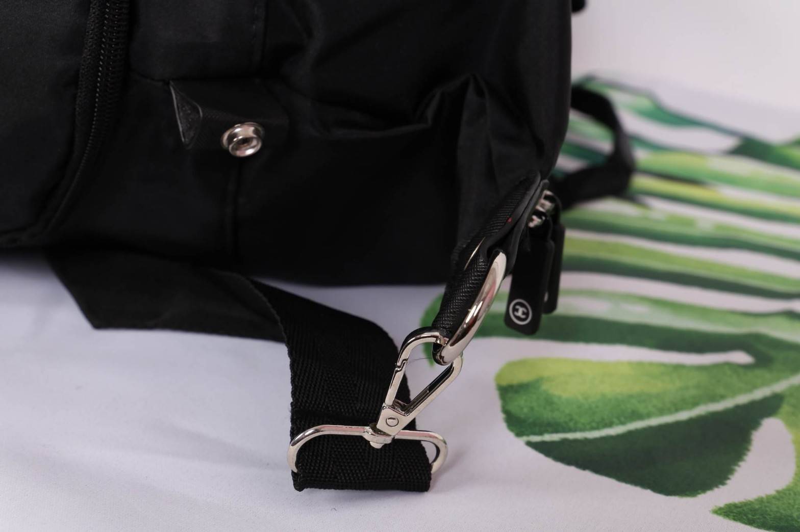 Chanel Authentic VIP Gift Bag Duffle Gym Travel สินค้าเป็นของแท้ รุ่นใหม่ จากเค้าเตอร์เครื่องสำอาง/น้ำหอมของแบรนด์- Chanel vip gift bag ของแท้ 100% ใช้เป็นกระเป๋าเดินทาง/ไปฟิตเนส ไปยิมหรือต่างจังหวัดได้สบายเลยค่ะ หัวซิปปั้มโลโก้ ด้านในเป็นช่องกว้าง และช่อ