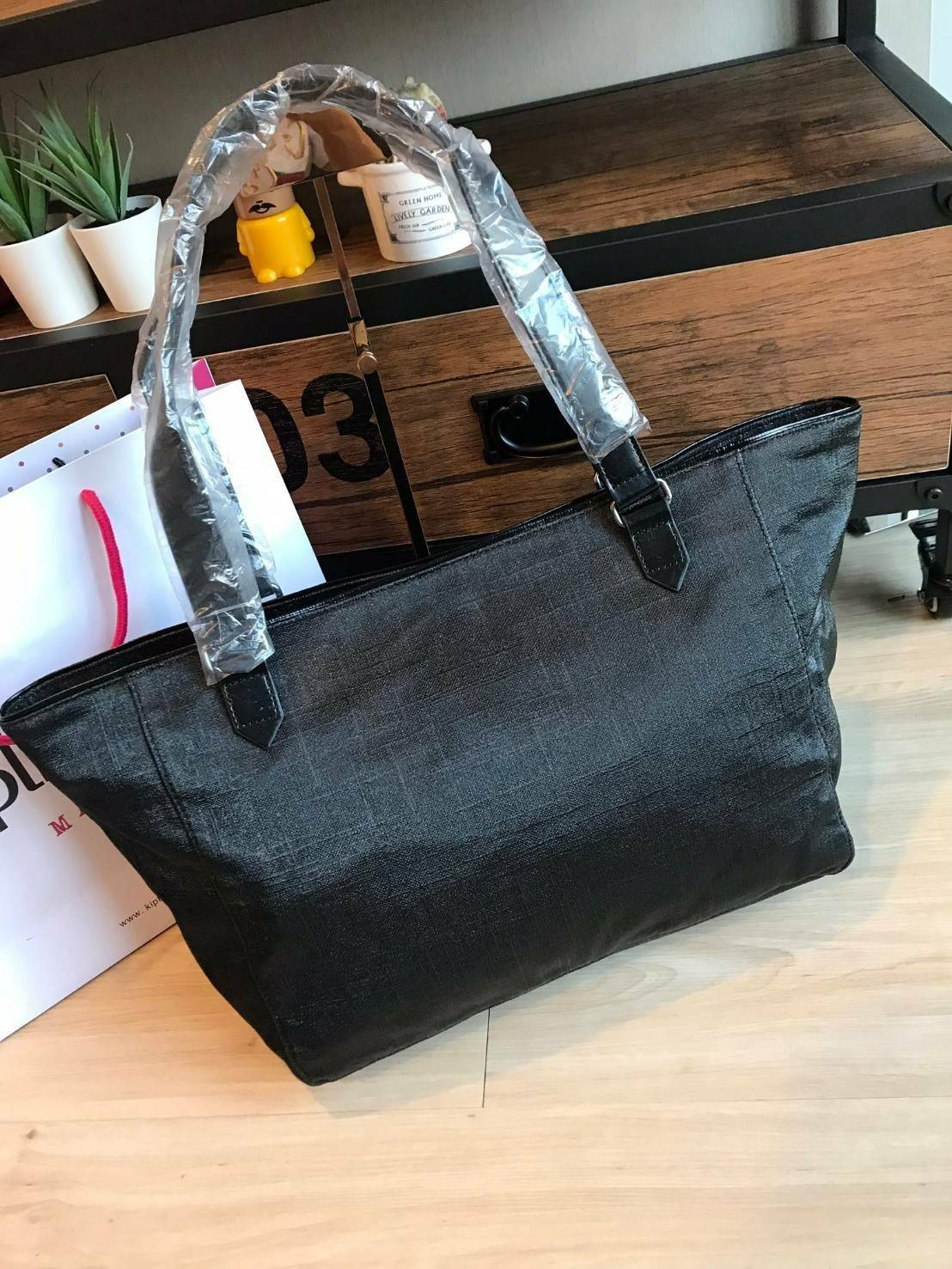 KIPLING ART ORGANIZED SHOPPING BAG ใหม่ล่าสุดกับคอลเลคชั่น Go Monday วัสดุ Cotton+Viscose ด้วยการใช้งานที่ง่ายเปิดปิดด้วยกระดุมแม่เหล็ก ภายใน ภายในมีช่องแยกตามการใช้งาน มีใบเล็กพ่วงเข้ากับกระเป๋า สามารถถอดแยกใช้งานได้ด้วยกระดุมสองฝั่ง สามารถถือสะพายช้อปปิ