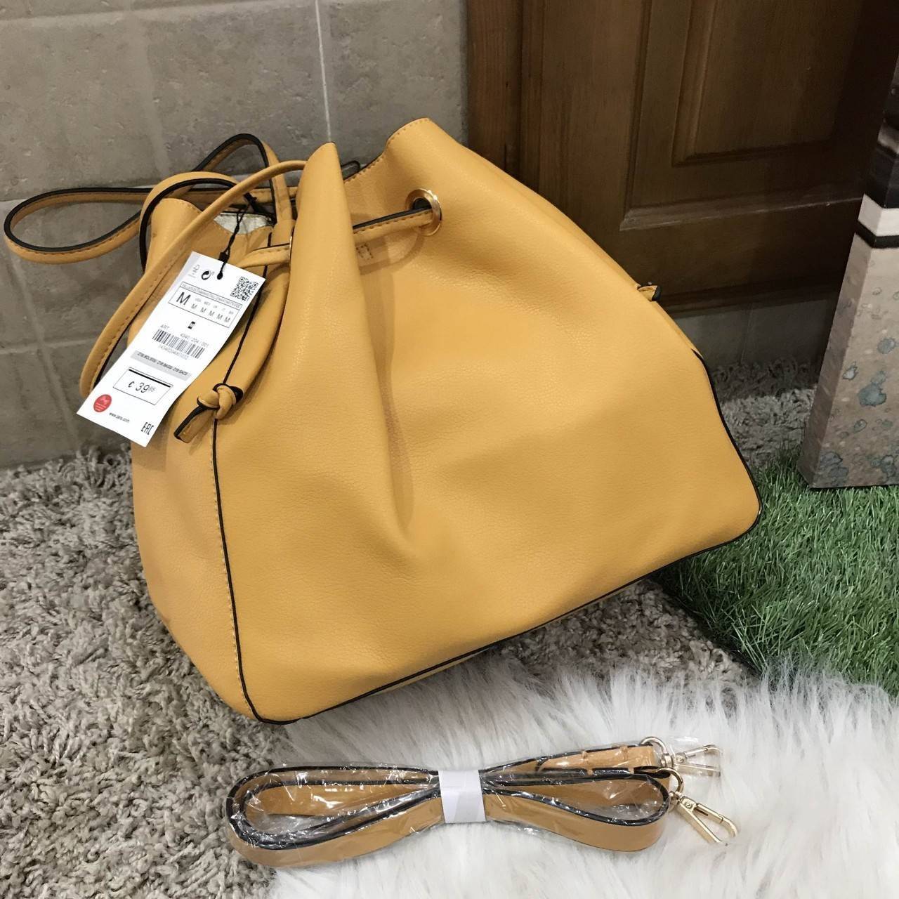 Zara bucket bag crossbody ใหม่ล่าสุดจากแบรนด์ Zara กระเป๋าสะพายทรง bucket สีสด หนังนุ่มมากกกก เนื้อดี สามารถสะพายได้ 2 แบบค่ะ แบบแรก shoulder bag ขนาดพอดีไหล่ และแบบที่สอง กระเป๋าสายยาวสามารถสะพายไหล่หรือ cross body ก็ได้ มีสายสะพายยาวมาให้สามารถถอดออกได้
