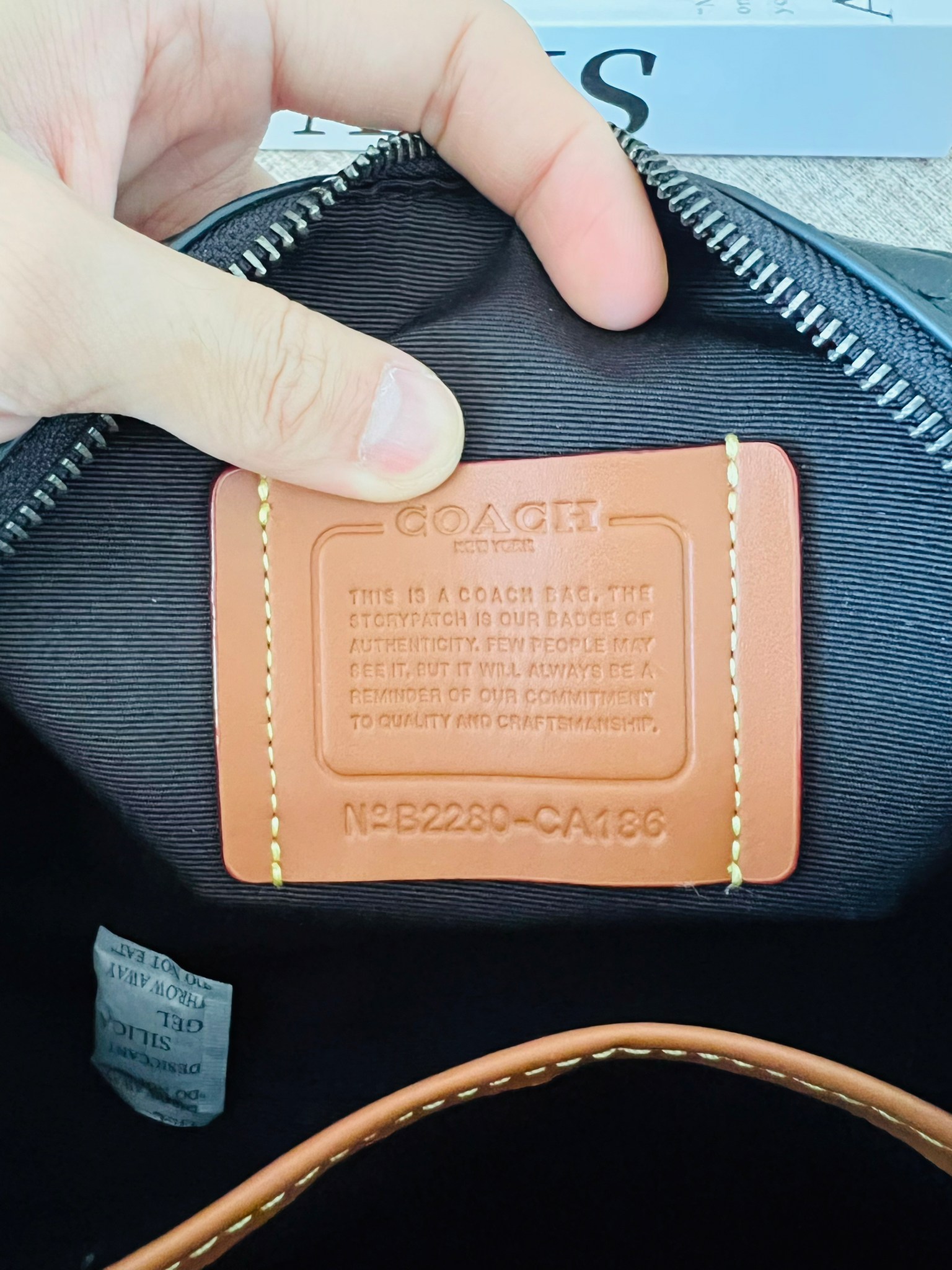 COACH GOTHAM DUFFLE 24 IN SIGNATURE CANVAS CA186 กระเป๋าทรงหมอนรุ่นใหม่สุด 2022 รุ่นนี้สามารถใช้ได้ทั้งชายหญิง หนังแท้อย่างดี นิ่มทรงสวย มากๆค่ะ เปิด-ปิดกระเป๋าแบบซิปคู่ด้านบนมีกระดุมรวบหูหิ้วให้ด้วยนะคะ ภายในกระเป๋าสามารถใส่สัมภาระที่จำเป็นในชีวิตประจำวั