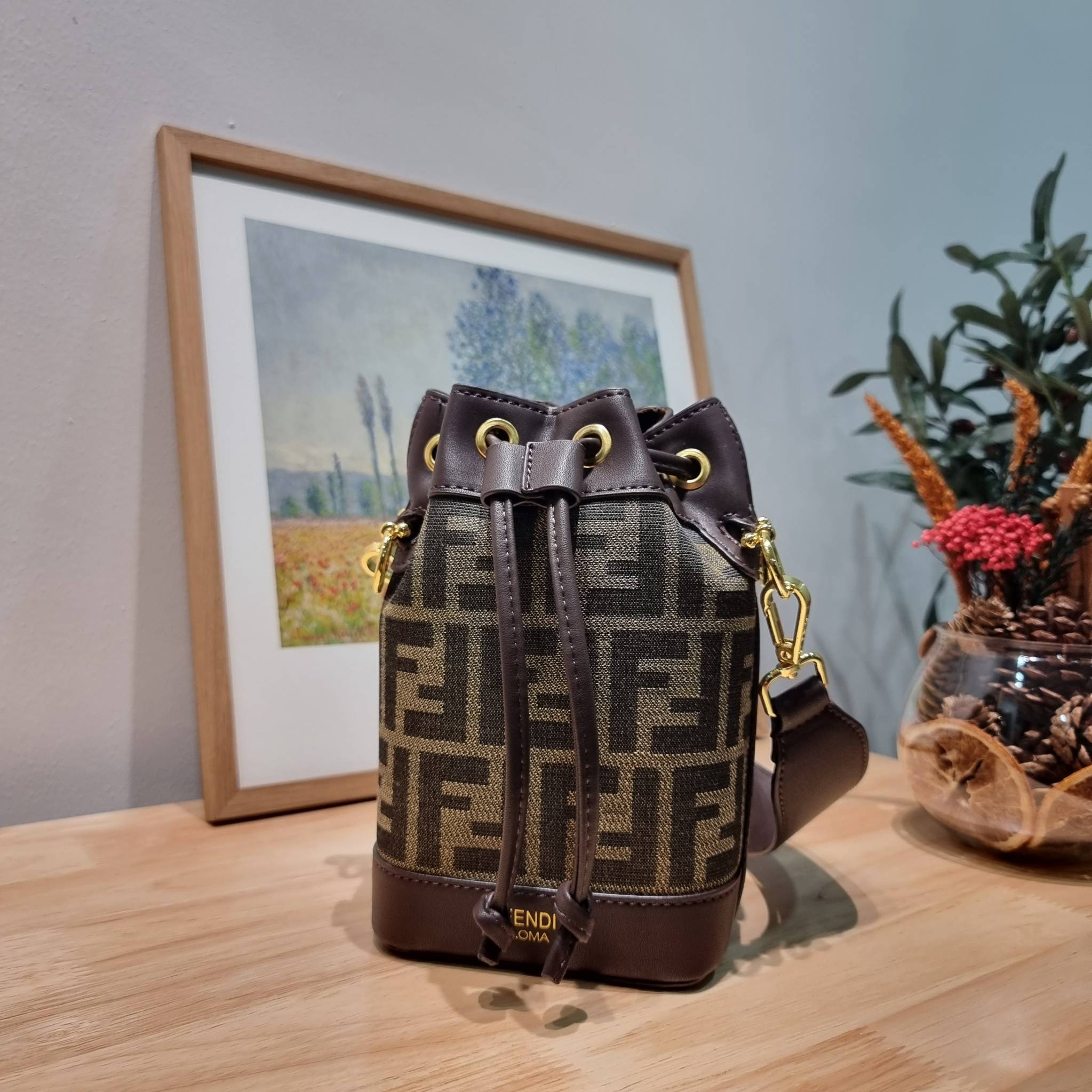 FENDI MINI BUCKET BAG / Fendi Mon Tresor Mini Brown Bag กระเป๋าสะพายทรงขนมจีบยอดฮิต ไซส์มินิ ที่น่ารักน่าใช้มาก ดีไซน์สวยอยู่ทรง วัสดุผ้าแคนวาสสลับหนังแท้ ดีเทลห่วงคล้องอะไหล่สวยหรู มาพร้อมสายสั้นคบ้องแขน และสายครอสบอดี้สำหรับสะพายข้าง สลับใช้ได้ไม่จำเจ ภ