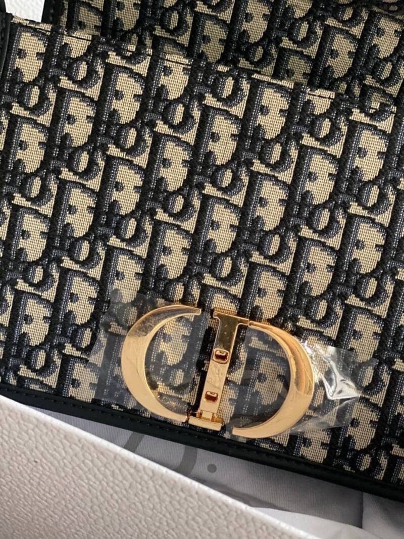 VIP GIFT 】25cm CHRISTIAN DIOR 30 MONTAIGNE BAG ไอเท็มหายาก!! Best seller!! ยกให้น้องเลย!! กระเป๋าทรงกะทัดรัด มี 2 ขนาด ดีไซน์เรียบหรูในความเป็นเอกลักษณ์ ใช้งานง่าย สะดวก ใช้งานได้ทุกโอกาส แนะนำเป็น everyday bag ติดตัวไว้เลยจ้าสาวๆ