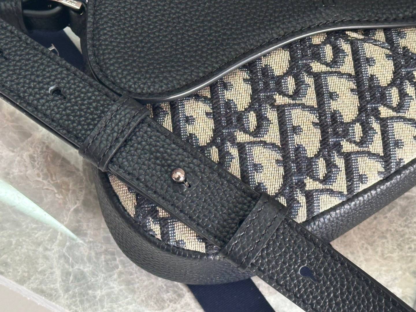 TOP ORI หนังแท้ | DIOR Mini Saddle Oblique jacquard Bag กระเป๋าสะพาย/คาดอกดีไซน์ไอคอนิกด้วยรูปทรงที่ทันสมัย รังสรรค์ขึ้นจากผ้าแจ็กการ์ดลาย สีเบจและสีดำ โดดเด่นด้วยฝาพับแม่เหล็กที่ทำจากหนังแท้ลายเกรนสีดํา เอกลักษณ์ของความหรู ไฮคลาสอย่างลงตัว