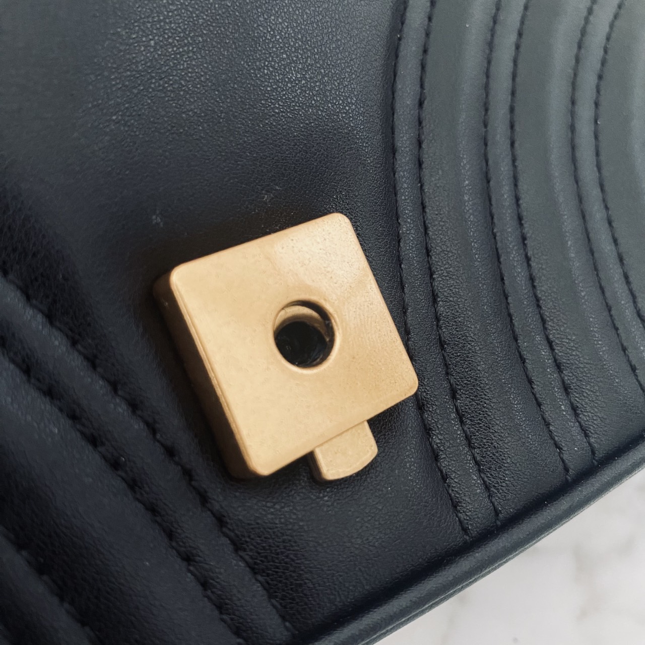 GUCCI GG Marmont Small Shoulder Bag กระเป๋าสะพายรุ่นคลาสสิค แต่งโลโก้สีทองโดดเด่น สวยหรูดูแพงขับผิว อัพลุคได้สบายๆ ด้านหลังดีไซน์รูปหัวใจ 🖤