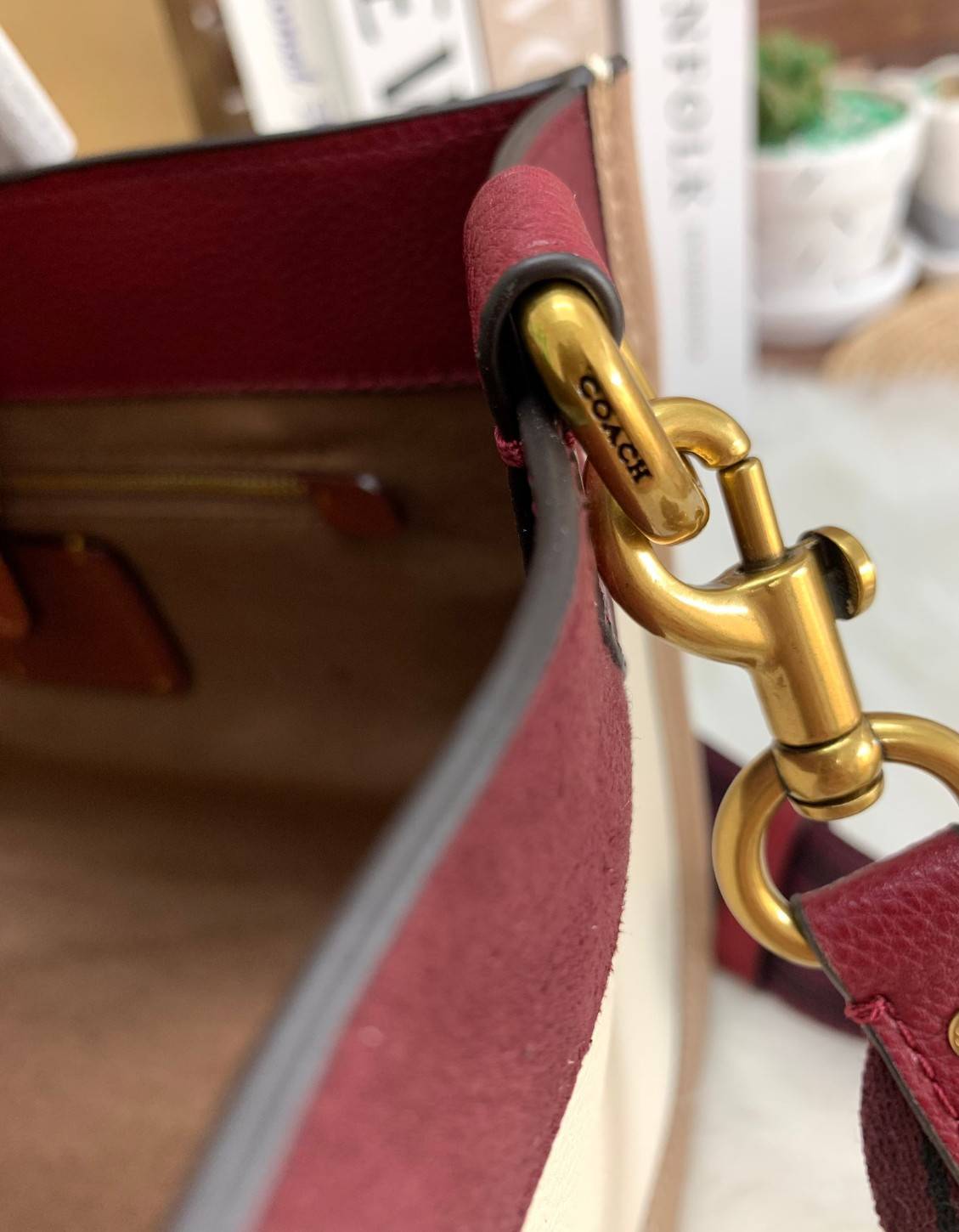 COACH FIELD TOTE IN COLORBLOCK WITH COACH BADGE ((C6035)) 📌พร้อมส่ง ยังไม่มีในไทยแน่นอนนจ้าา😘 กระเป๋าทรง Tote ที่สาวๆต้องมีติดตัวสักใบ! รุ่นนี้ใช้หนังแท้อย่างดี หนังนิ่ม สวยมากๆค่ะ หลงรักแน่นอน