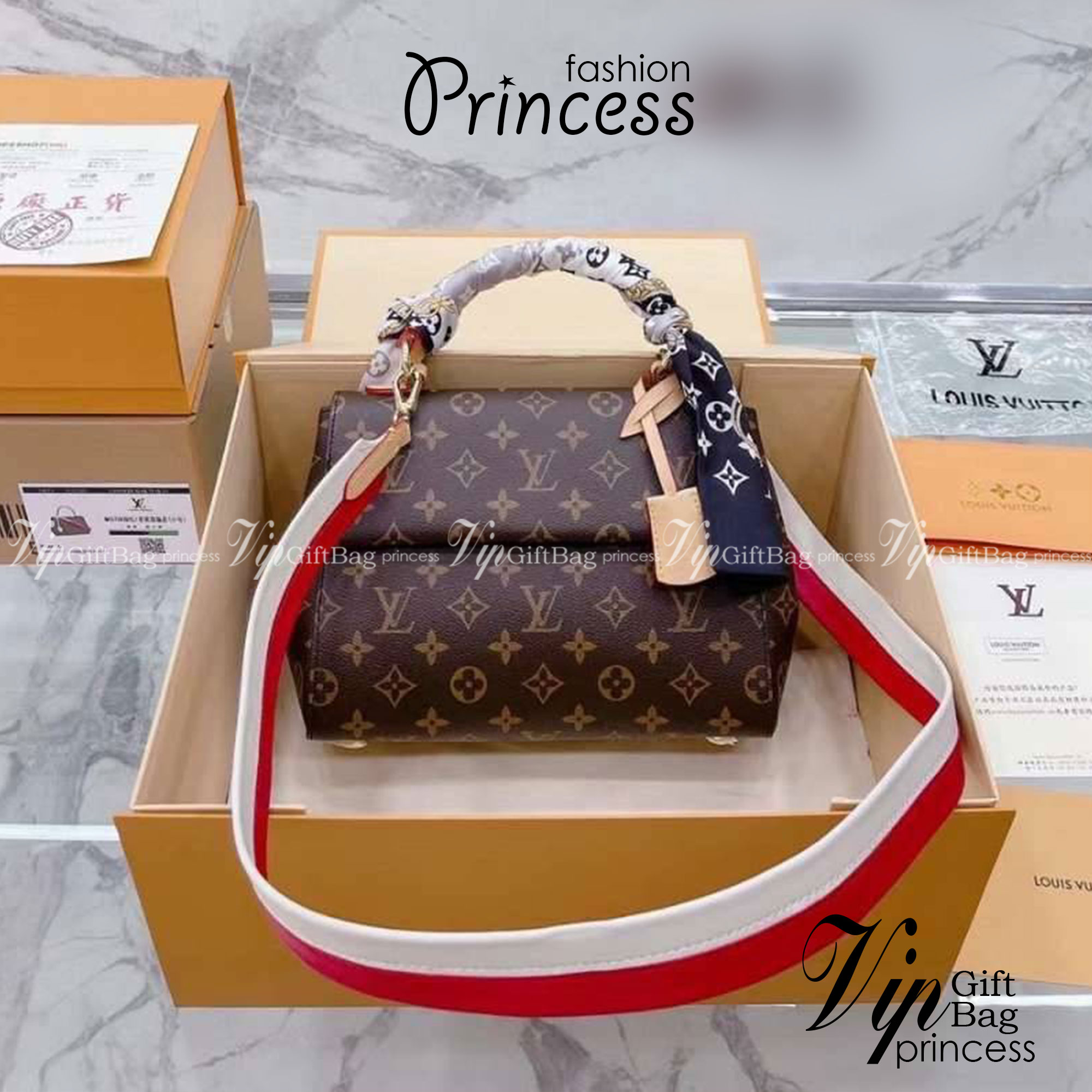 LV Cluny BB Monogram กระเป๋าสะพายหนังลายโมโนแกรมเปิดหน้า เป็นอีกทรงที่ขายดีมากเพราะใช้งานง่ายใช้ได้อเนกประสงค์ ด้านในกว้าง งานใช้สลับขึ้นแบบจากงานจริงเป๊ะเที่ยบเท่า แรร์ไอเท็มที่สาวๆต้องมี! มีหูจับในตัวและสายครอสบอดี้มาให้ ใช้งานง่าย เหมาะกับทุกสไตล์การแต