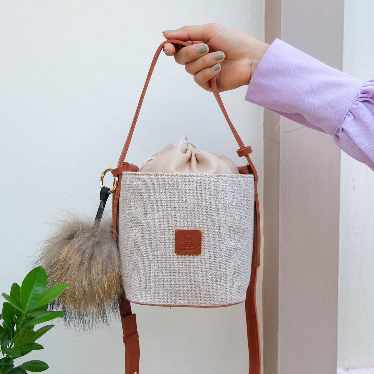 สวยมาก KEEP ‘ Vitamin Sea ‘ Col.3 ทรงถังน่ารักมาก สไตล์ Casual ดูดี สุดๆ ตัดขอบหนังสีน้ำตาล ทรงน่ารัก ด้านในมีถุงผ้าใบเล็กใส่ของได้อีกชั้น ดีไซน์รูปแบบสวย *ดีต่อใจ ใครชอบทรงนี้ห้ามพลาดเลยน๊า 😁❤️ ถือเที่ยว ไปทะเลก้อสวยสุดๆ