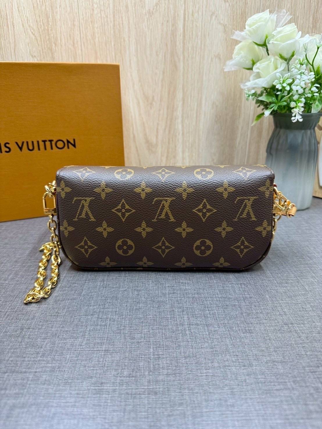 ORI หนังแท้ | LV Ivy chain wallet Bag กระเป๋าสะพายใบเล็ก ดีไซน์กระเป๋าสตางค์โซ่ โดดเด่นด้วยลาย Monogram Reverse Canvas เอกลักษณ์ของ Maison มอบลุคใหม่สดใส