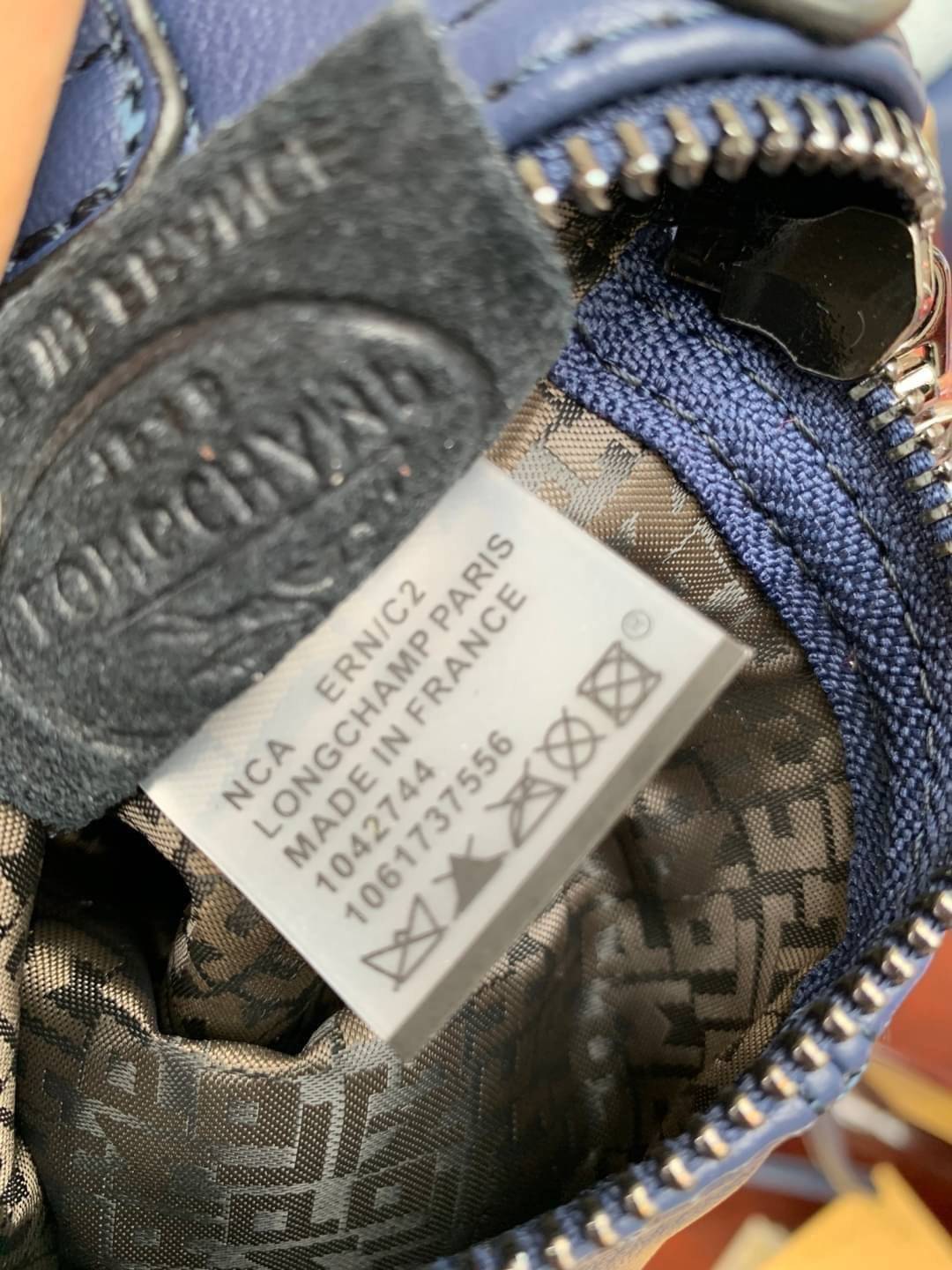 Longchamp Le Pliage Cuir Crossbody Bag อีกหนึ่งคอลเลคชั่น Le Pliage Cuir หนึ่งในตระกูลกระเป๋าสุดไอคอนิกจากแบรนด์ Longchamp และจัดการปรับดีไซน์ให้มีขนาดเล็กลงในทรงcrossbody กะทัดรัดสะพายแล้วคล่องตัว ด้วยดีไซน์ที่ดูเป็นเอกลักษณ์การใช้งานช่องหลักที่ซิปด้านหล